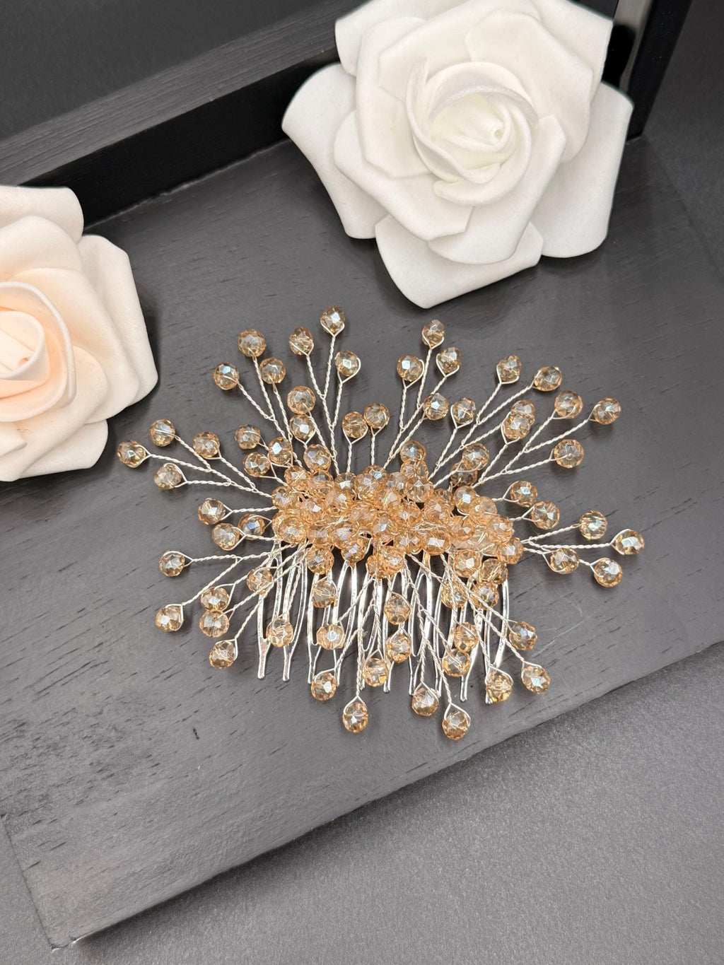 Handgefertigter Braut Haarkamm aus Kristall mit strahlendem Design - AVYRAA BRIDAL