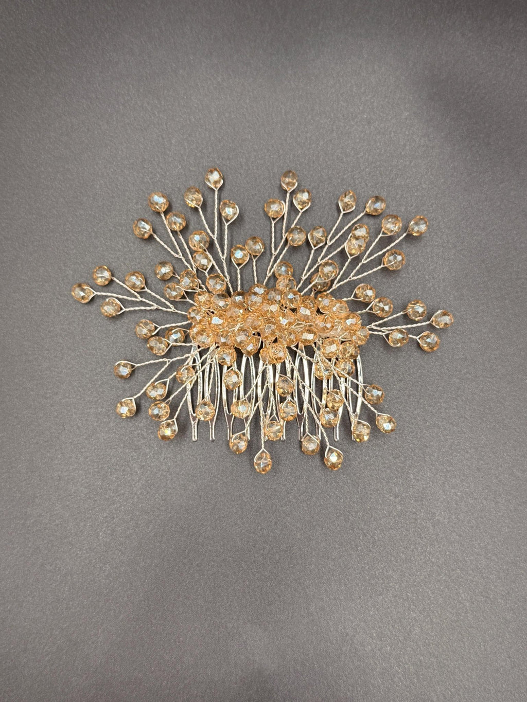Handgefertigter Braut Haarkamm aus Kristall mit strahlendem Design - AVYRAA BRIDAL