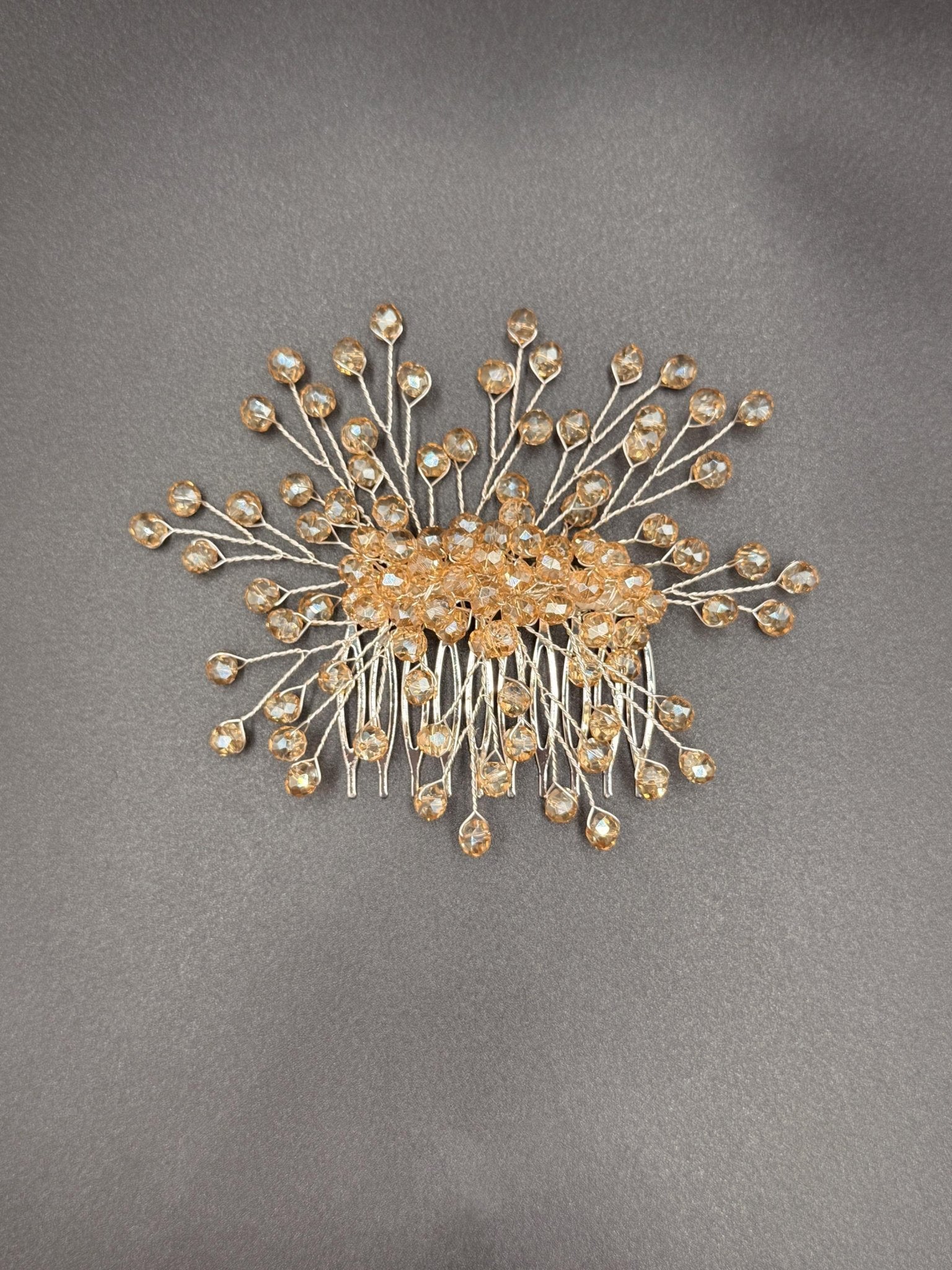 Handgefertigter Braut Haarkamm aus Kristall mit strahlendem Design - AVYRAA BRIDAL