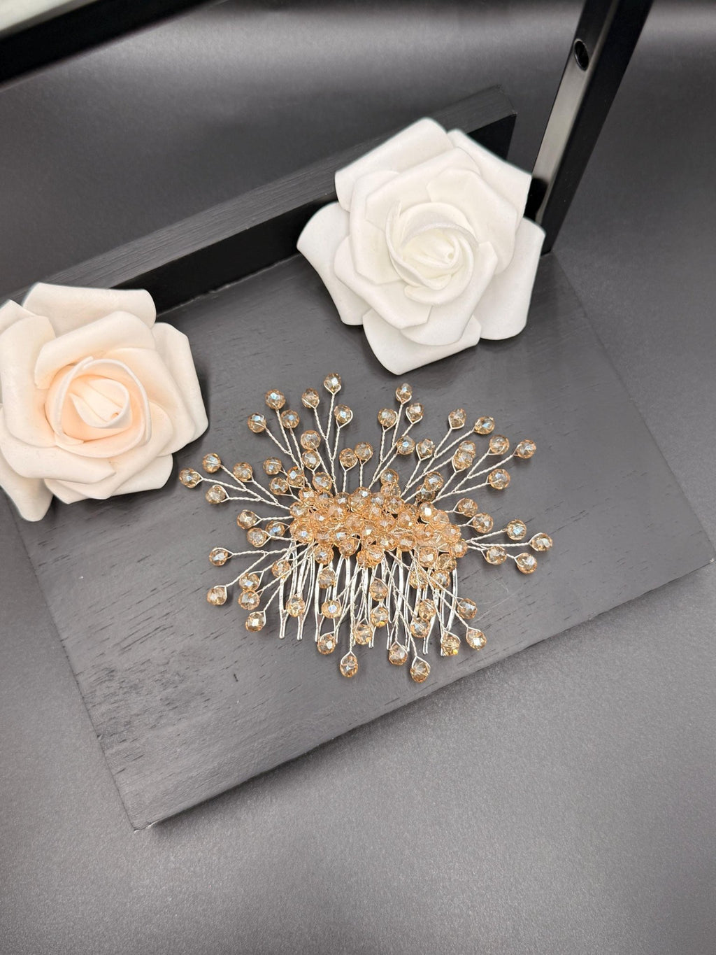Handgefertigter Braut Haarkamm aus Kristall mit strahlendem Design - AVYRAA BRIDAL