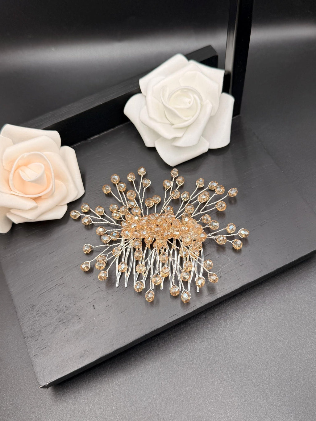 Handgefertigter Braut Haarkamm aus Kristall mit strahlendem Design - AVYRAA BRIDAL