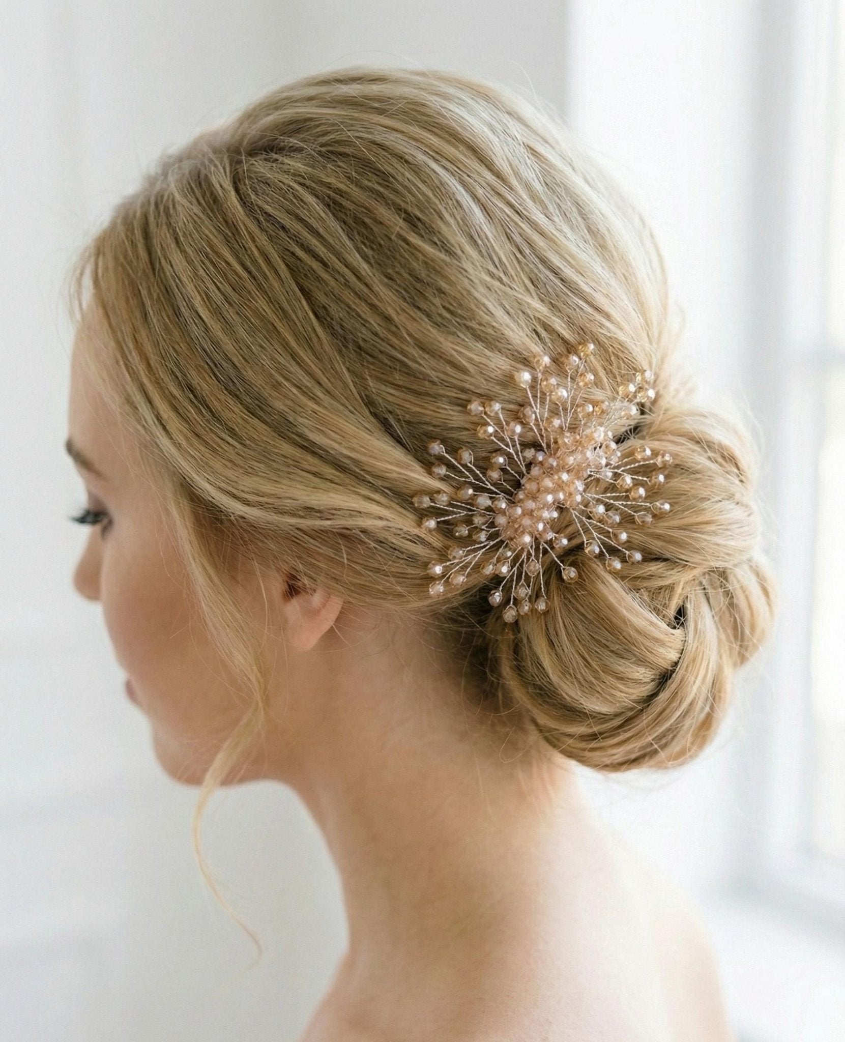 Handgefertigter Braut Haarkamm aus Kristall mit strahlendem Design - AVYRAA BRIDAL