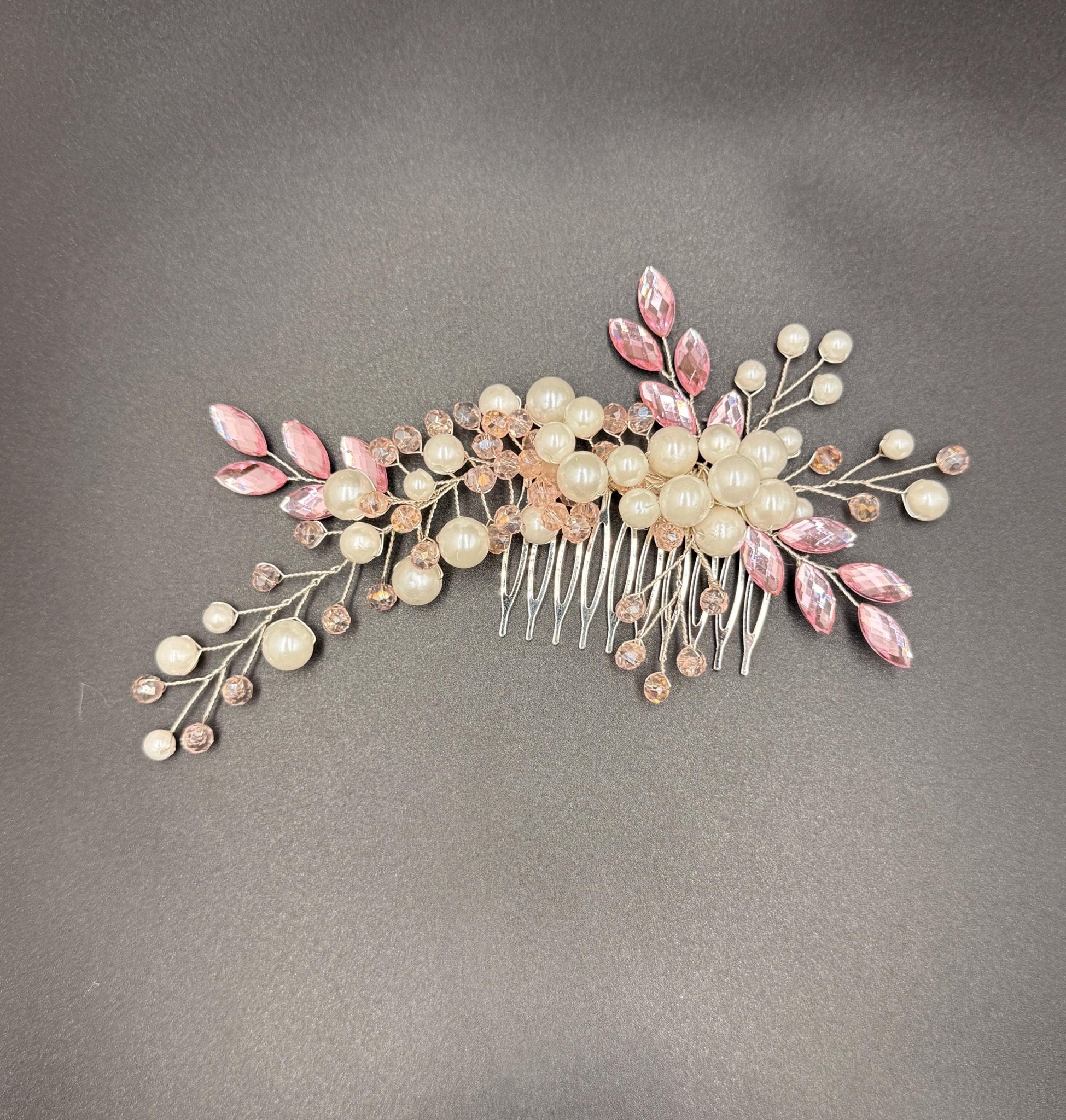Handgefertigter Braut Haarkamm aus Perlen und Kristallen, Hochzeit Accessoire - AVYRAA BRIDAL