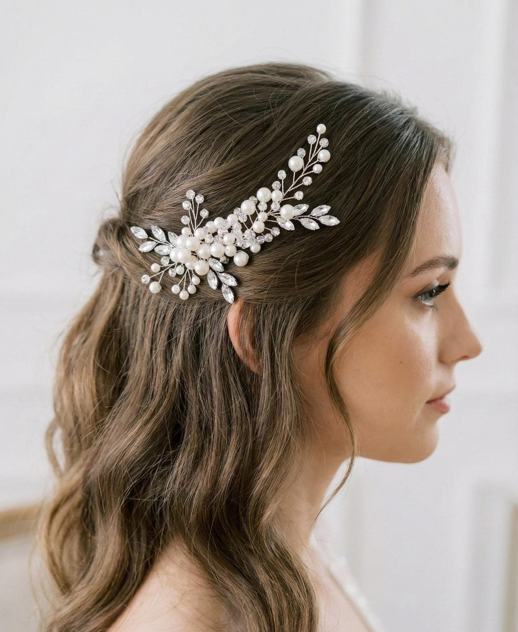 Handgefertigter Braut Haarkamm aus Perlen und Kristallen, Hochzeit Accessoire - AVYRAA BRIDAL