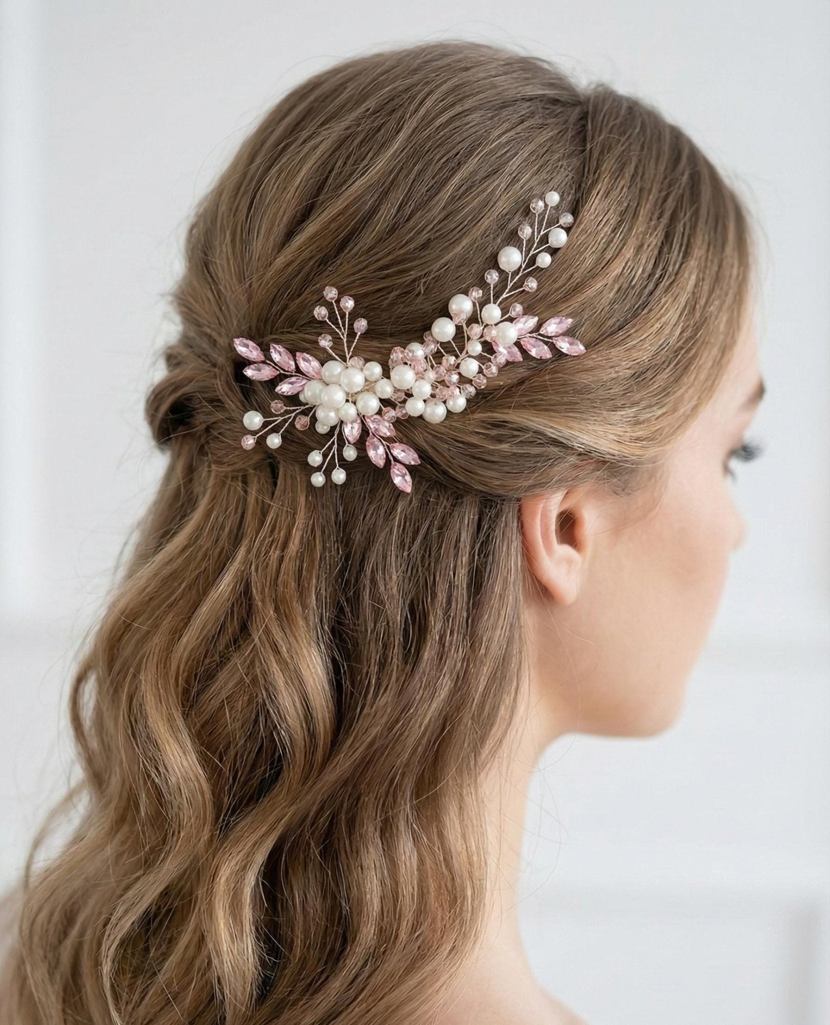 Handgefertigter Braut Haarkamm aus Perlen und Kristallen, Hochzeit Accessoire - AVYRAA BRIDAL