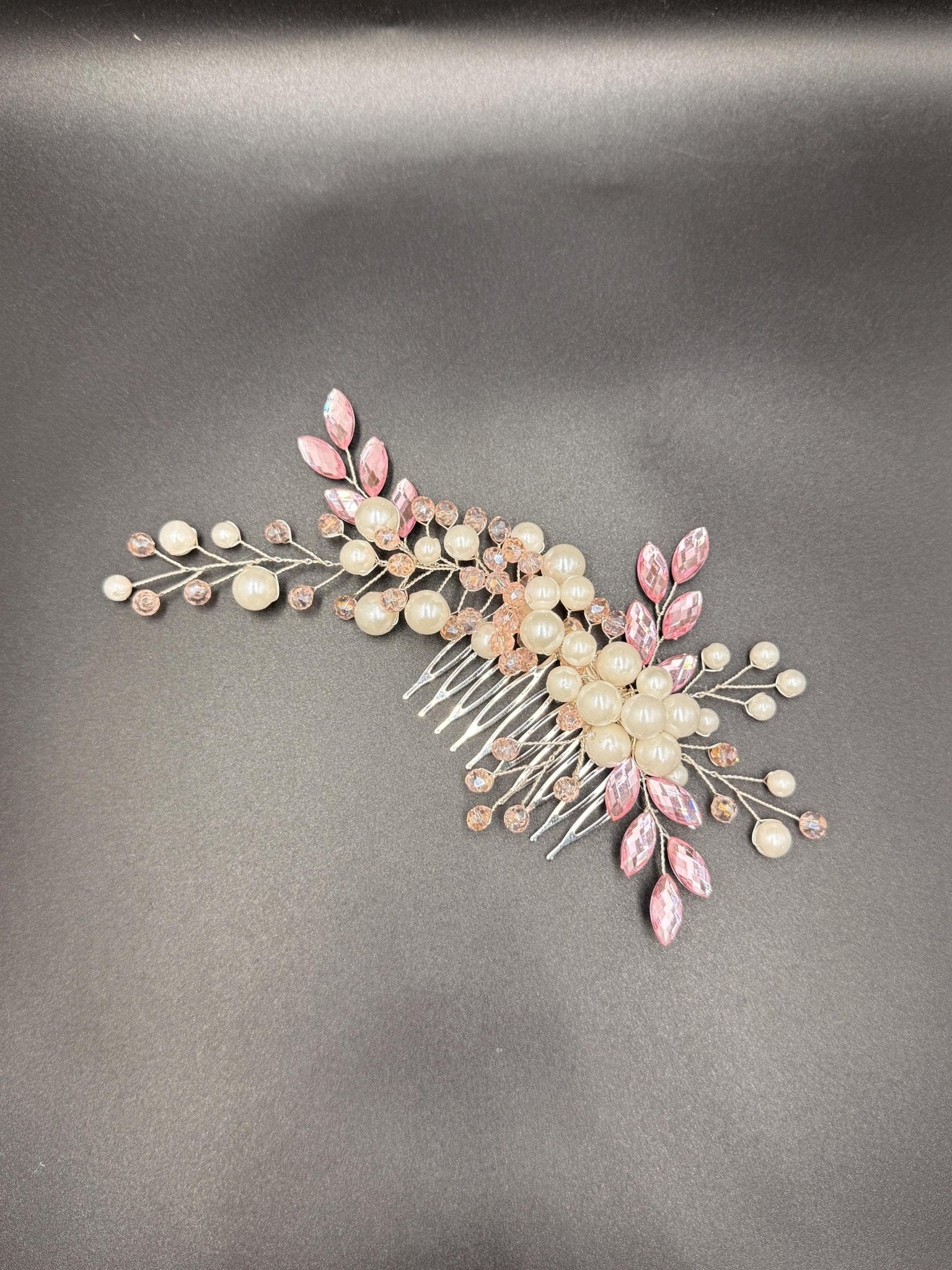Handgefertigter Braut Haarkamm aus Perlen und Kristallen, Hochzeit Accessoire - AVYRAA BRIDAL