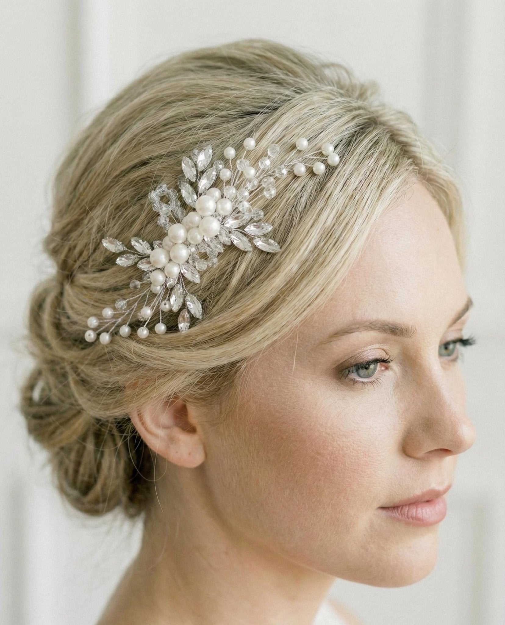 Handgefertigter Braut Haarkamm mit Perlen und Kristallen – Eleganter Hochzeitsschmuck - AVYRAA BRIDAL