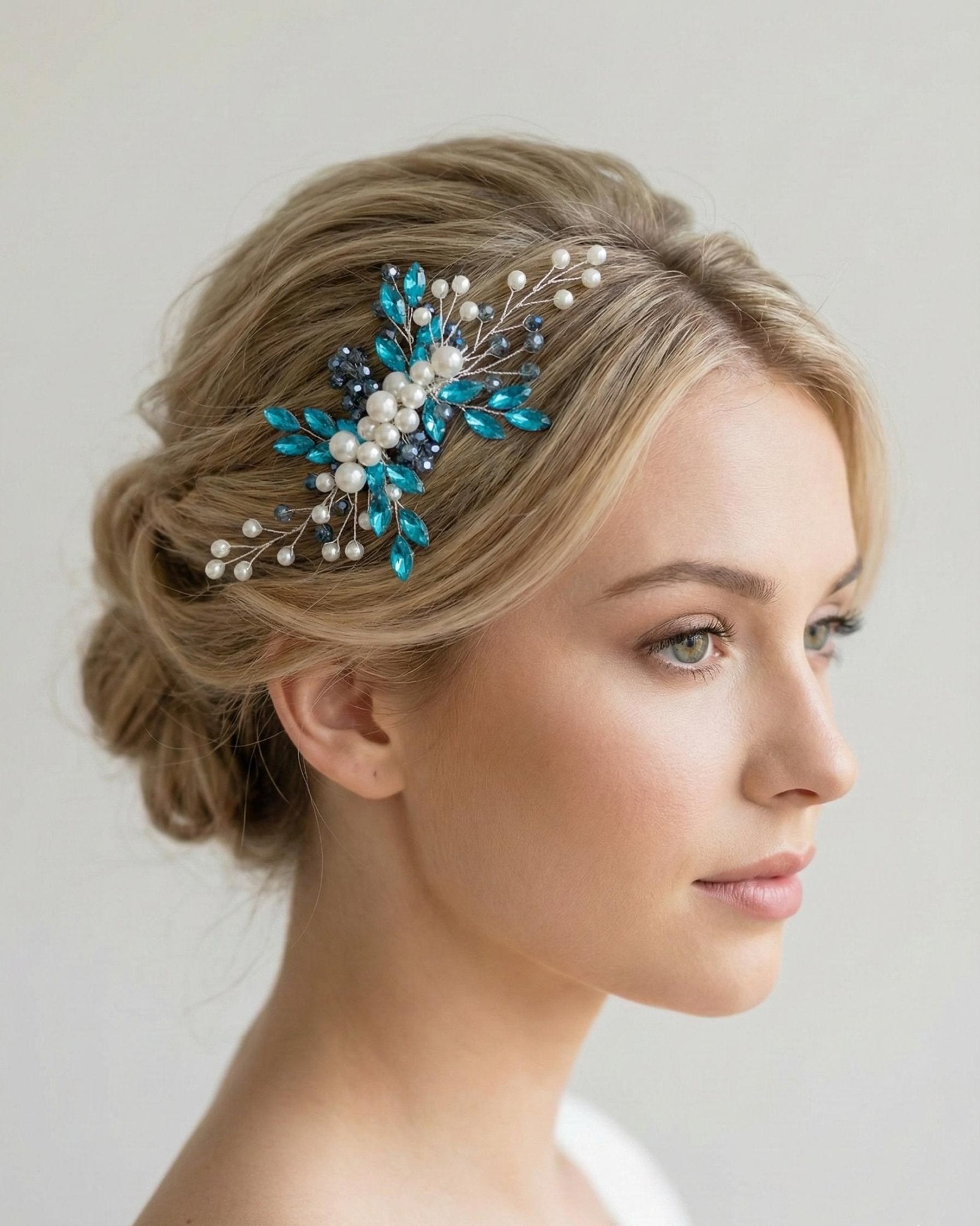 Handgefertigter Braut Haarkamm mit Perlen und Kristallen – Eleganter Hochzeitsschmuck - AVYRAA BRIDAL