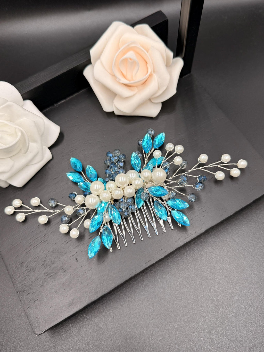 Handgefertigter Braut Haarkamm mit Perlen und Kristallen – Eleganter Hochzeitsschmuck - AVYRAA BRIDAL