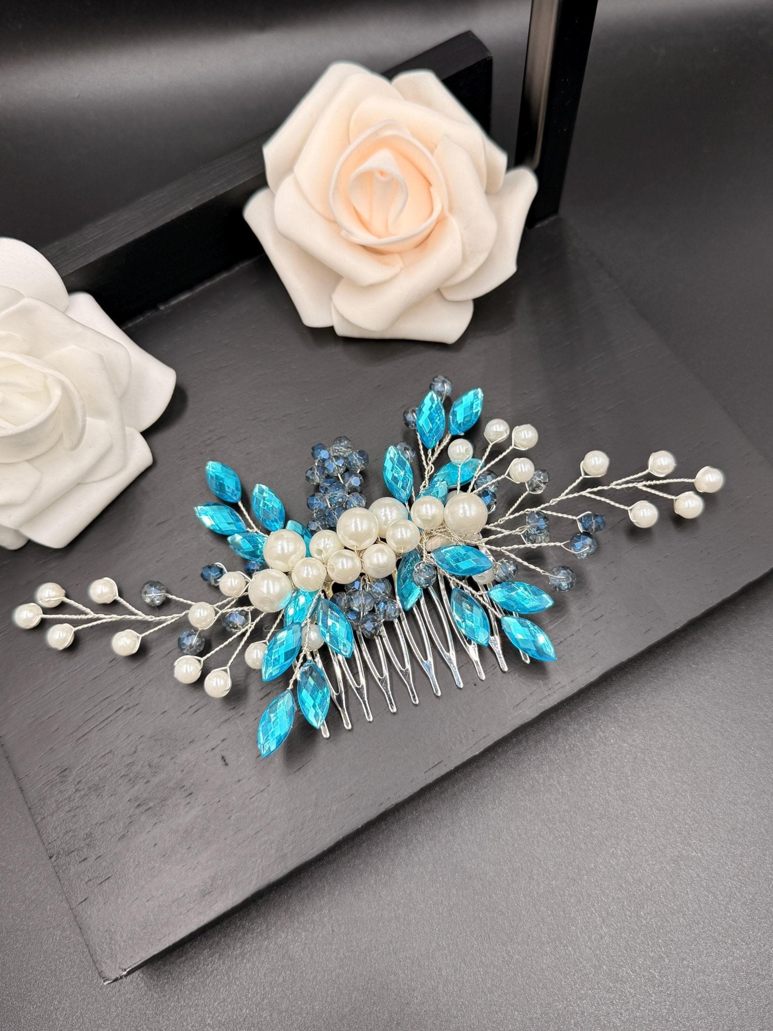 Handgefertigter Braut Haarkamm mit Perlen und Kristallen – Eleganter Hochzeitsschmuck - AVYRAA BRIDAL