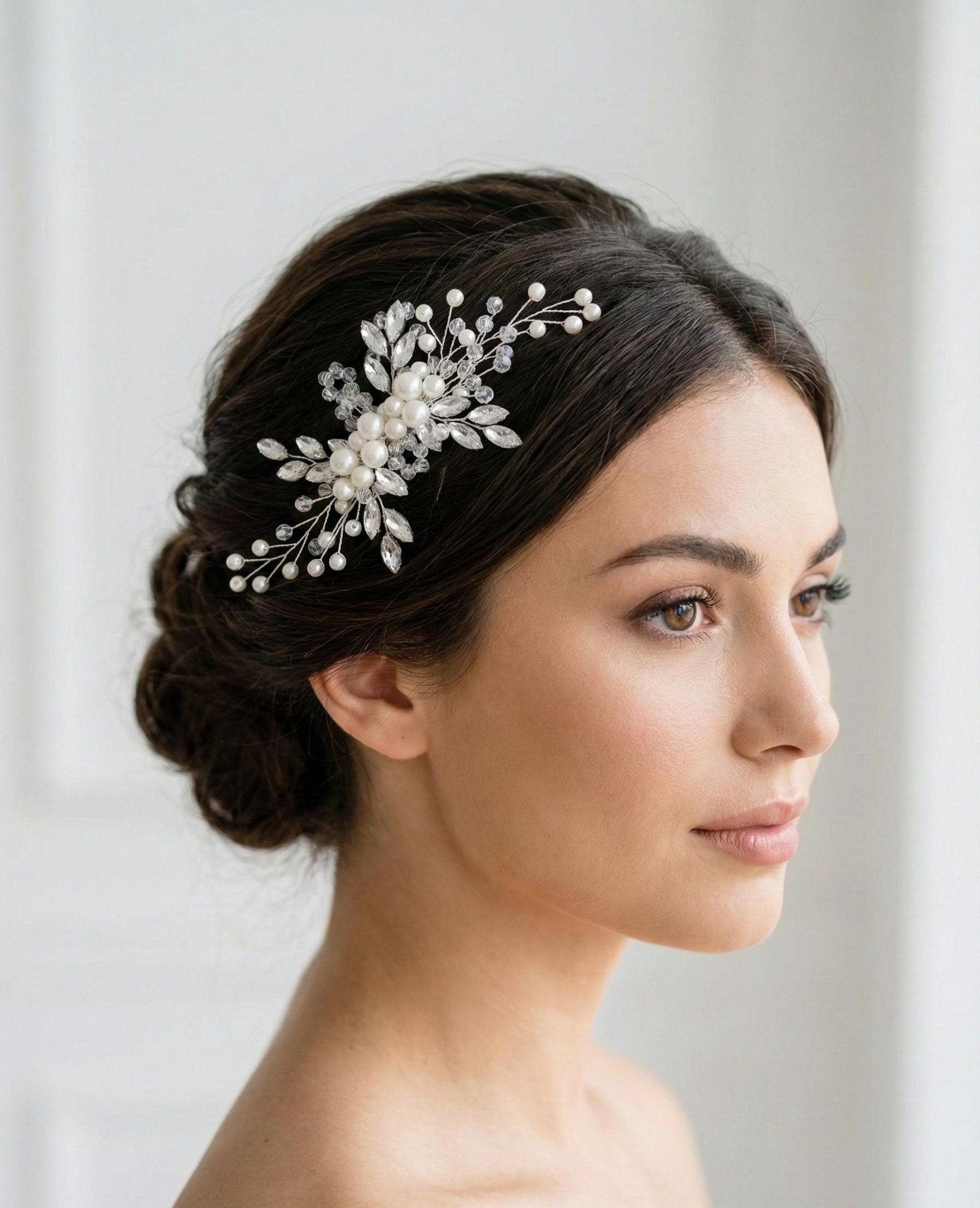 Handgefertigter Braut Haarkamm mit Perlen und Kristallen – Eleganter Hochzeitsschmuck - AVYRAA BRIDAL
