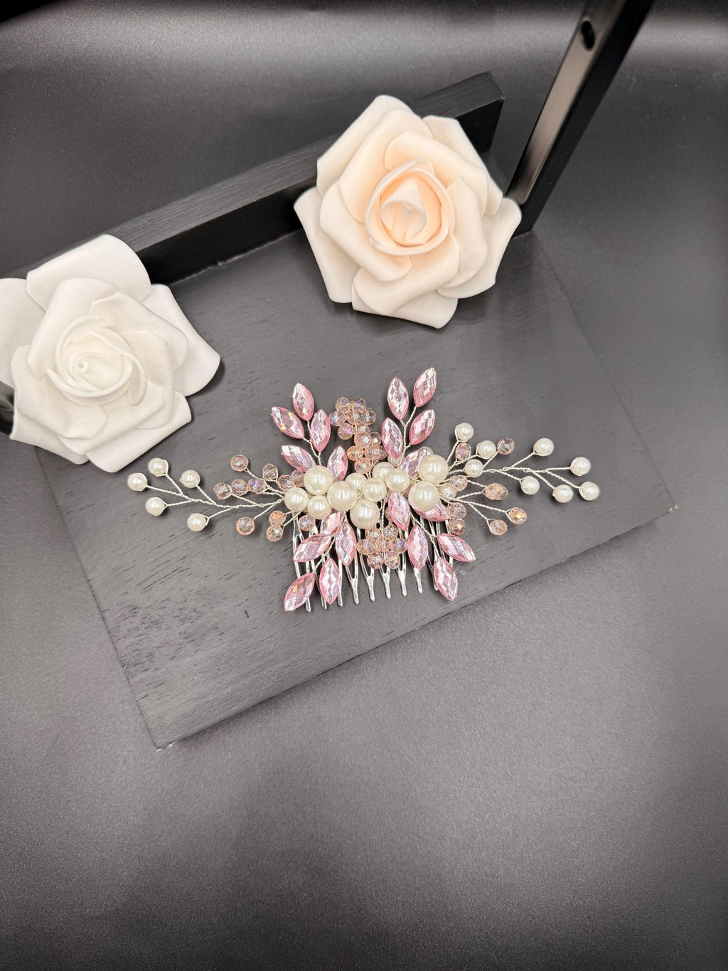 Handgefertigter Braut Haarkamm mit Perlen und Kristallen – Eleganter Hochzeitsschmuck - AVYRAA BRIDAL