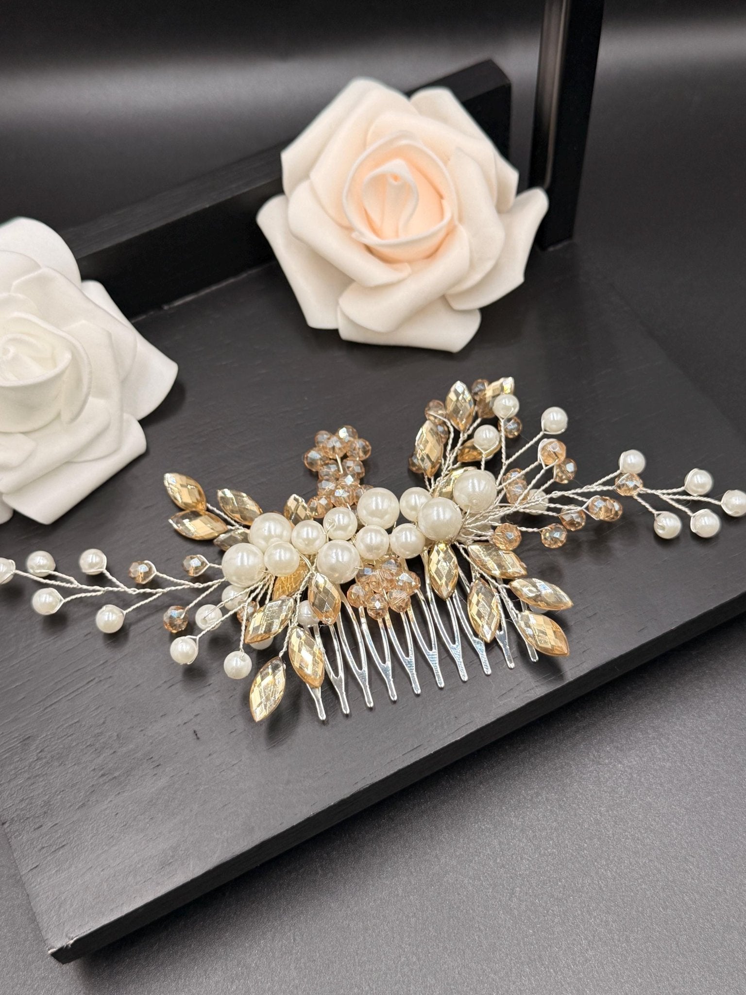 Handgefertigter Braut Haarkamm mit Perlen und Kristallen – Eleganter Hochzeitsschmuck - AVYRAA BRIDAL