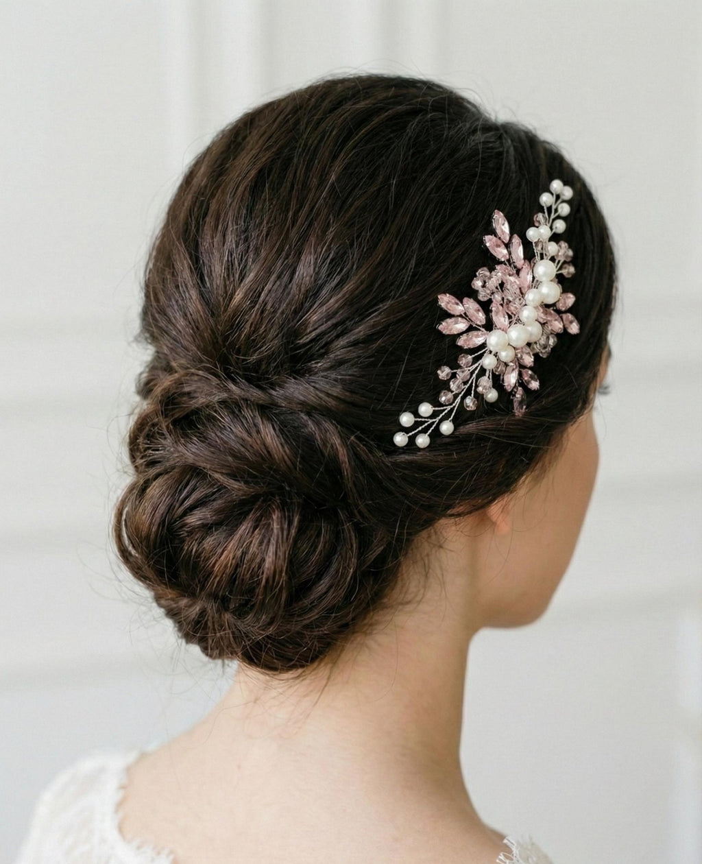 Handgefertigter Braut Haarkamm mit Perlen und Kristallen – Eleganter Hochzeitsschmuck - AVYRAA BRIDAL