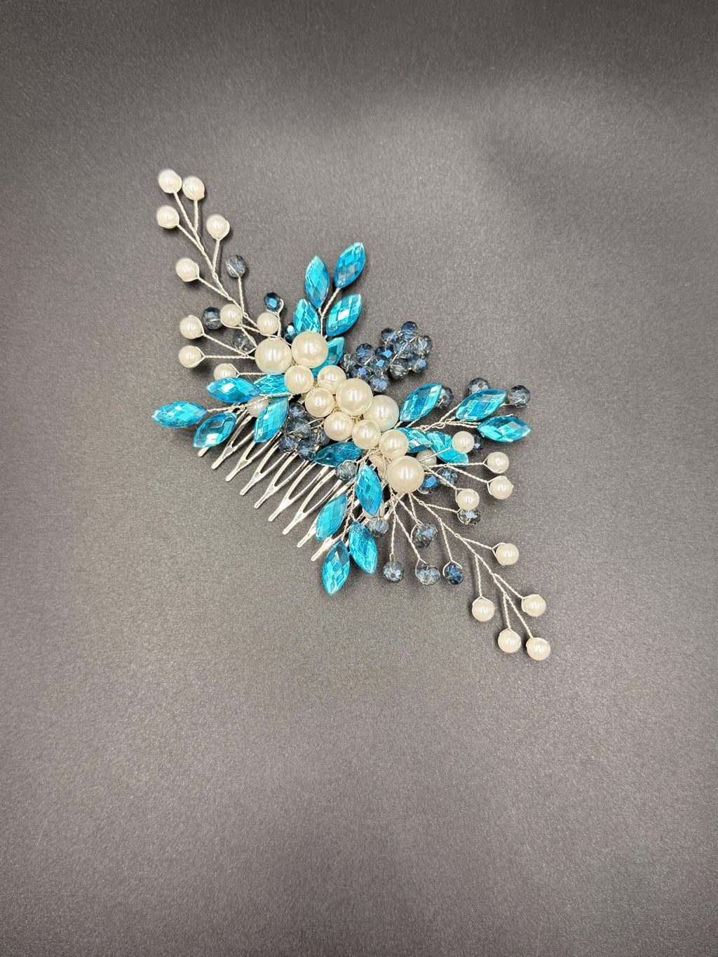 Handgefertigter Braut Haarkamm mit Perlen und Kristallen – Eleganter Hochzeitsschmuck - AVYRAA BRIDAL