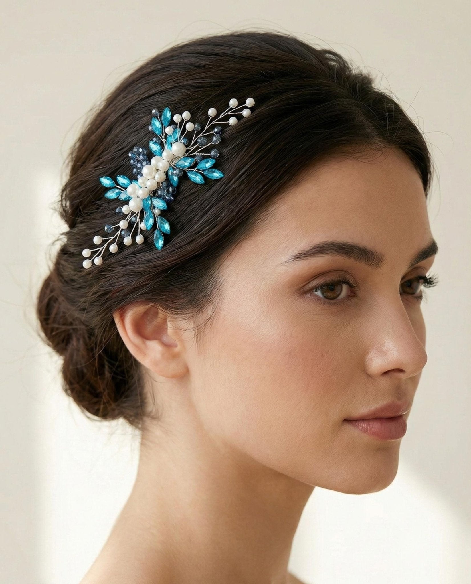 Handgefertigter Braut Haarkamm mit Perlen und Kristallen – Eleganter Hochzeitsschmuck - AVYRAA BRIDAL