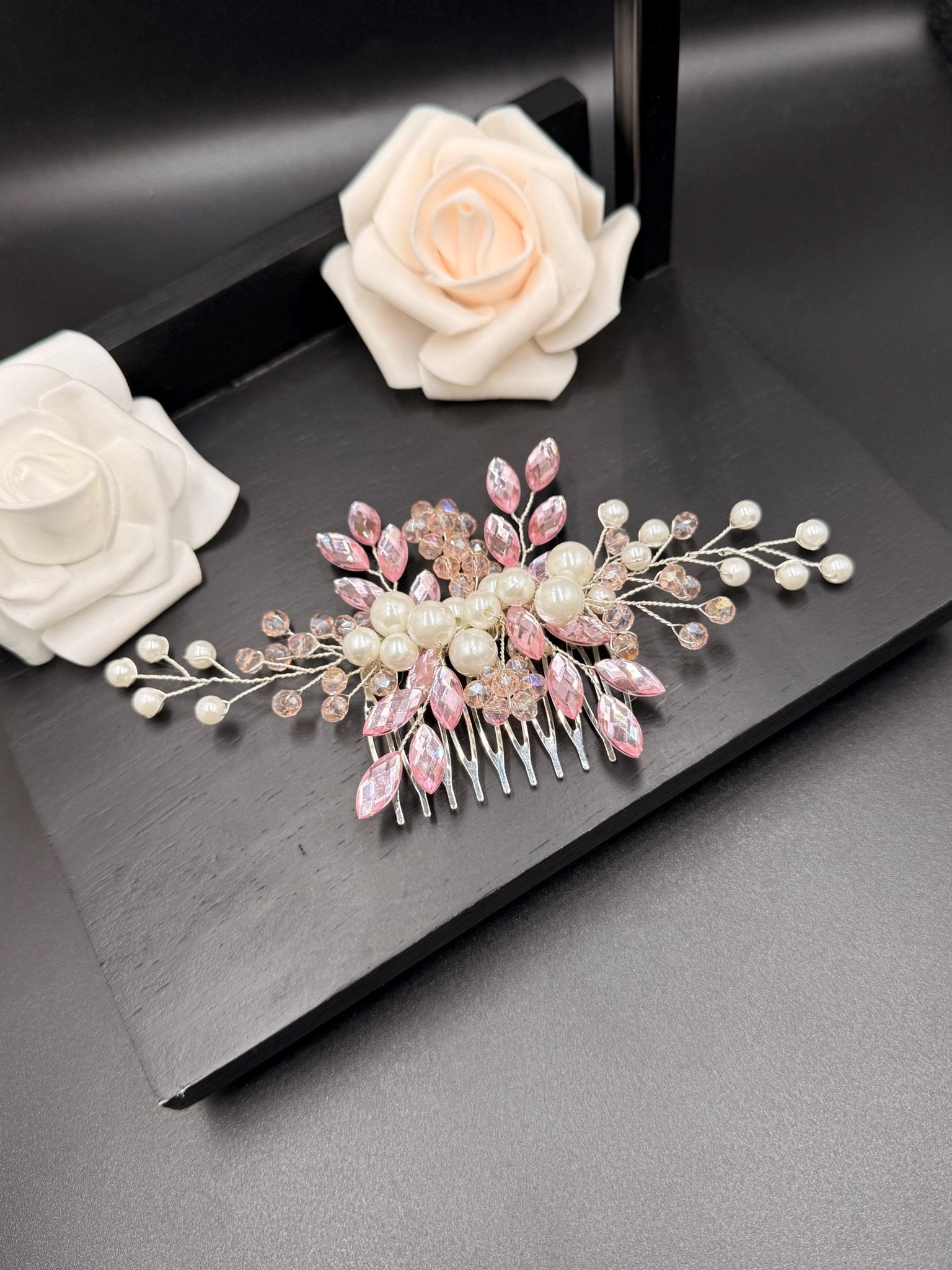 Handgefertigter Braut Haarkamm mit Perlen und Kristallen – Eleganter Hochzeitsschmuck - AVYRAA BRIDAL