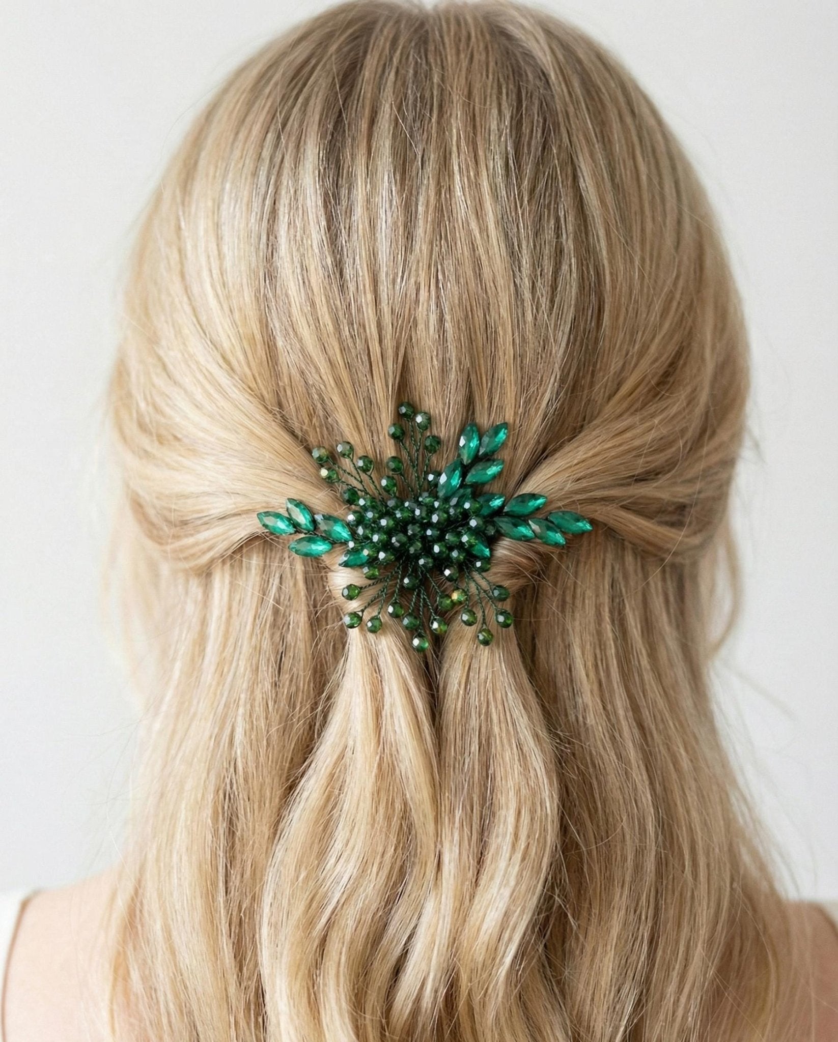 Handgefertigter Brauthaarkamm mit Kristallen und Perlen für elegante Hochsteckfrisuren - AVYRAA BRIDAL