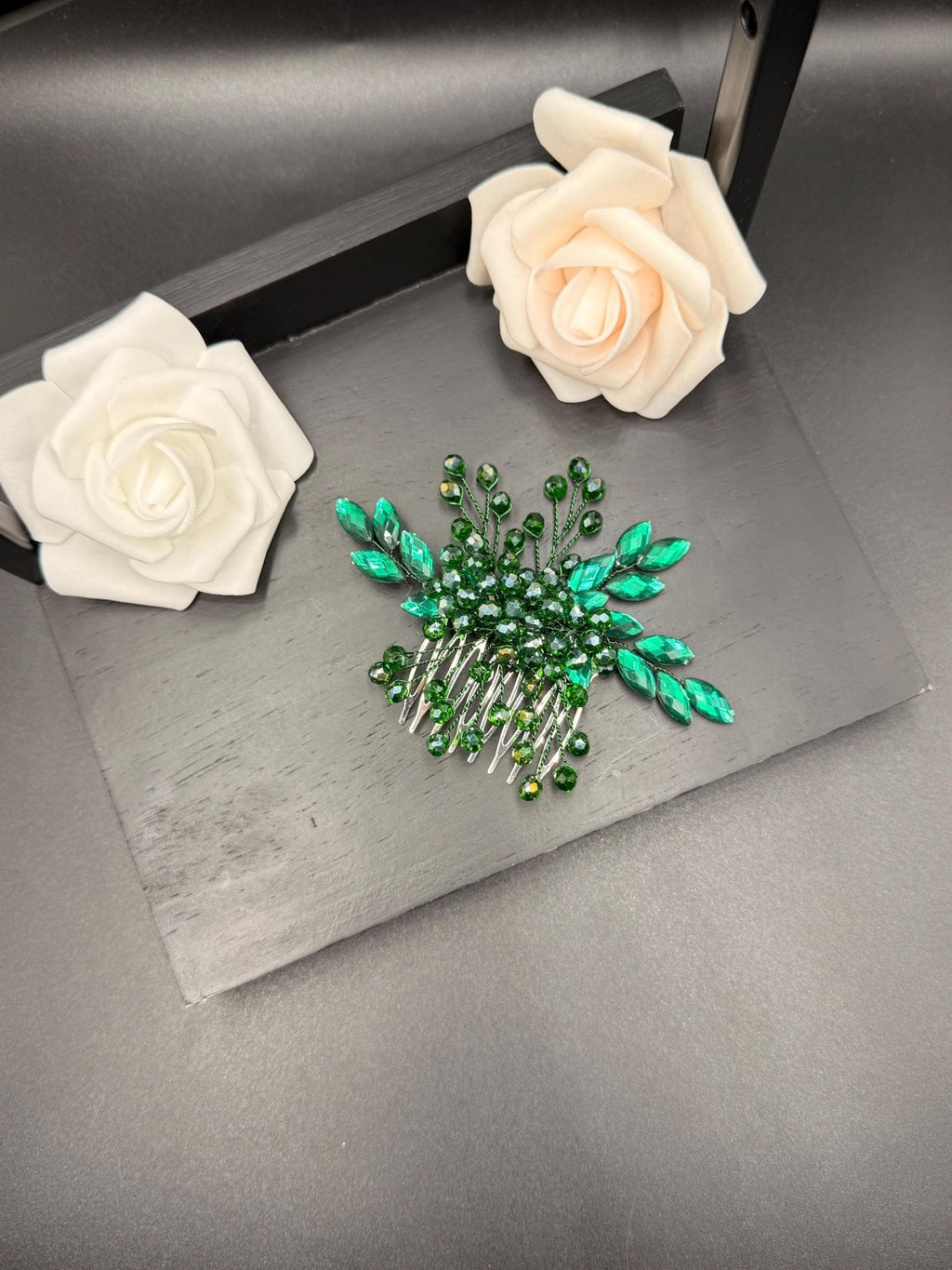 Handgefertigter Brauthaarkamm mit Kristallen und Perlen für elegante Hochsteckfrisuren - AVYRAA BRIDAL