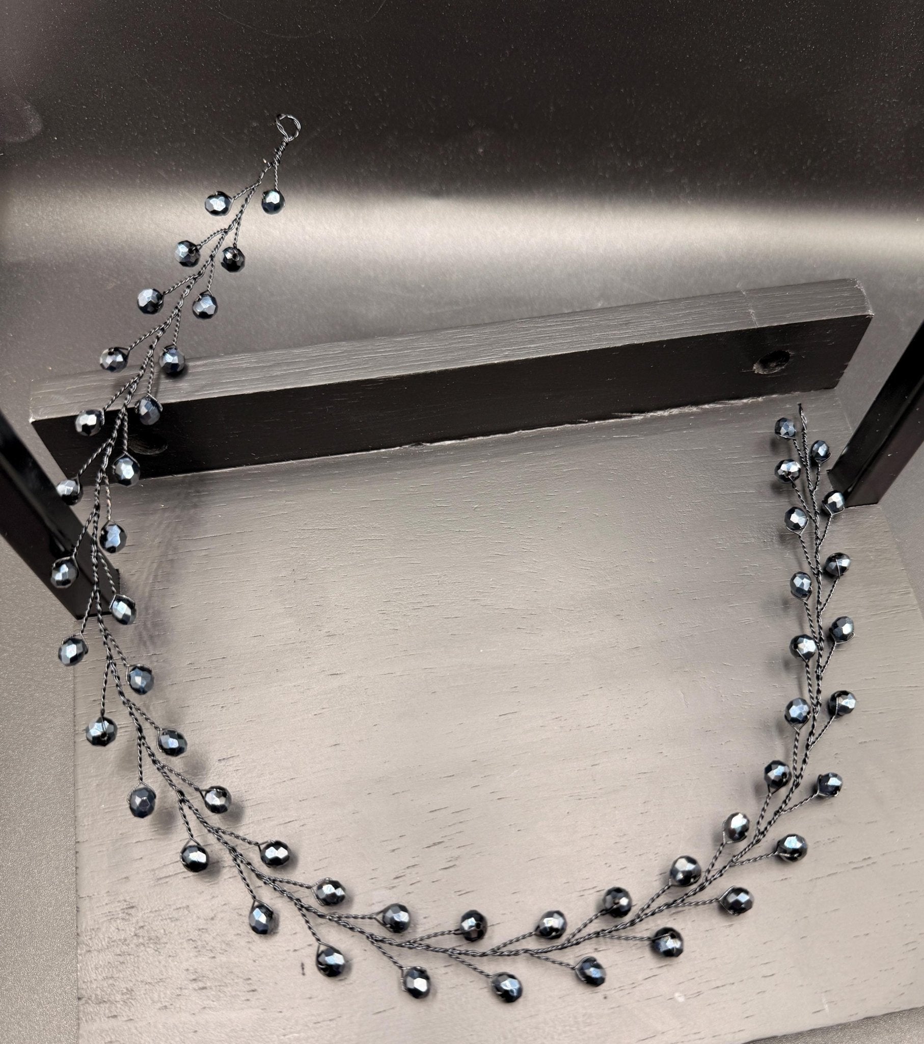 Handgefertigter Haarreif mit nachtblauen Kristallen – flexibel, individuell anpassbar, Brautschmuck & festlicher Haarschmuck - AVYRAA BRIDAL