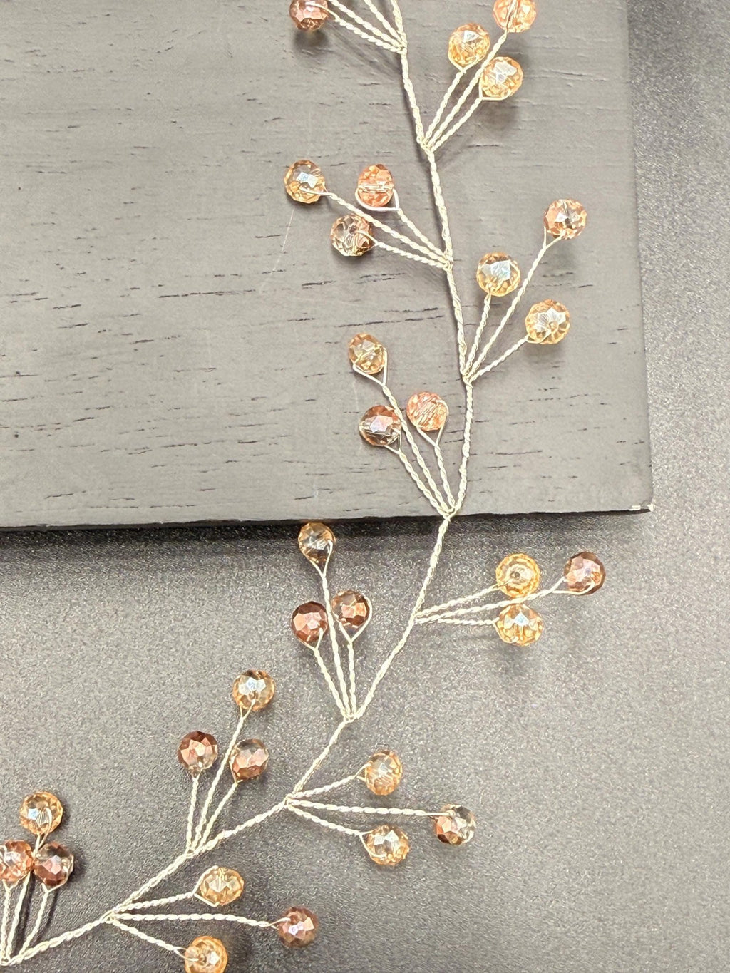 Handgefertigter Haarvine mit gold - und klarfacettierten Glasperlen – Eleganter flexibler Braut - Haarschmuck auf Silberdraht - AVYRAA BRIDAL
