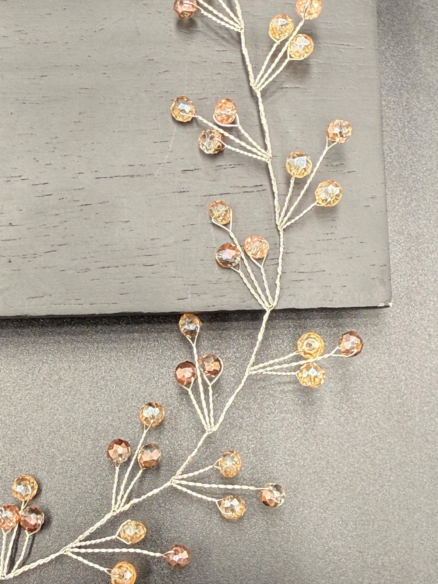 Handgefertigter Haarvine mit gold - und klarfacettierten Glasperlen – Eleganter flexibler Braut - Haarschmuck auf Silberdraht - AVYRAA BRIDAL