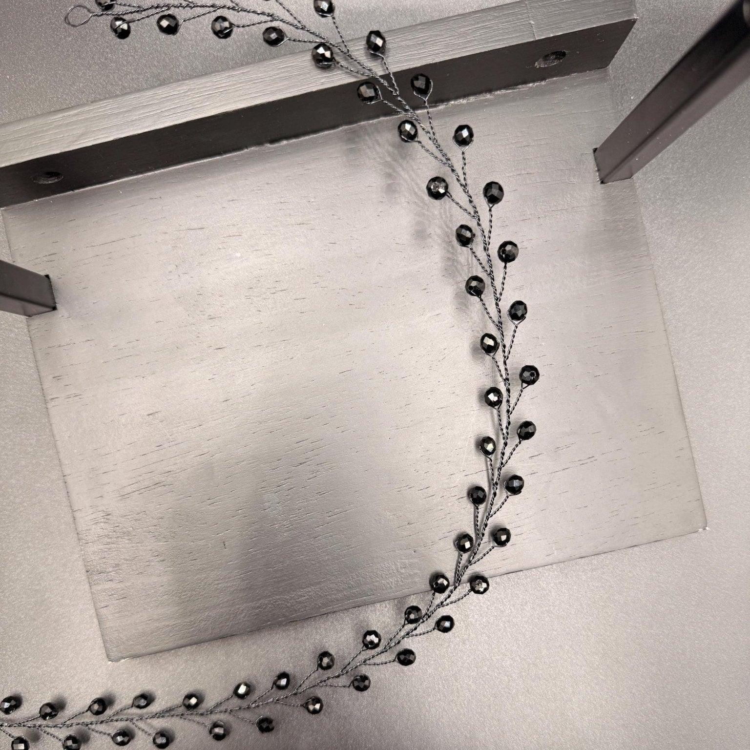 Handgefertigter Haarvine mit schwarzen Glasperlen, flexibler Braut - Haarschmuck aus Silber - oder Schwarzdraht, - AVYRAA BRIDAL