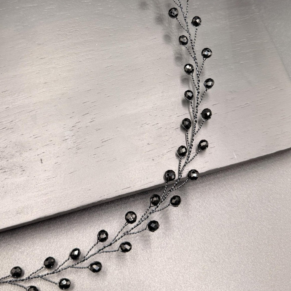 Handgefertigter Haarvine mit schwarzen Glasperlen, flexibler Braut - Haarschmuck aus Silber - oder Schwarzdraht, - AVYRAA BRIDAL