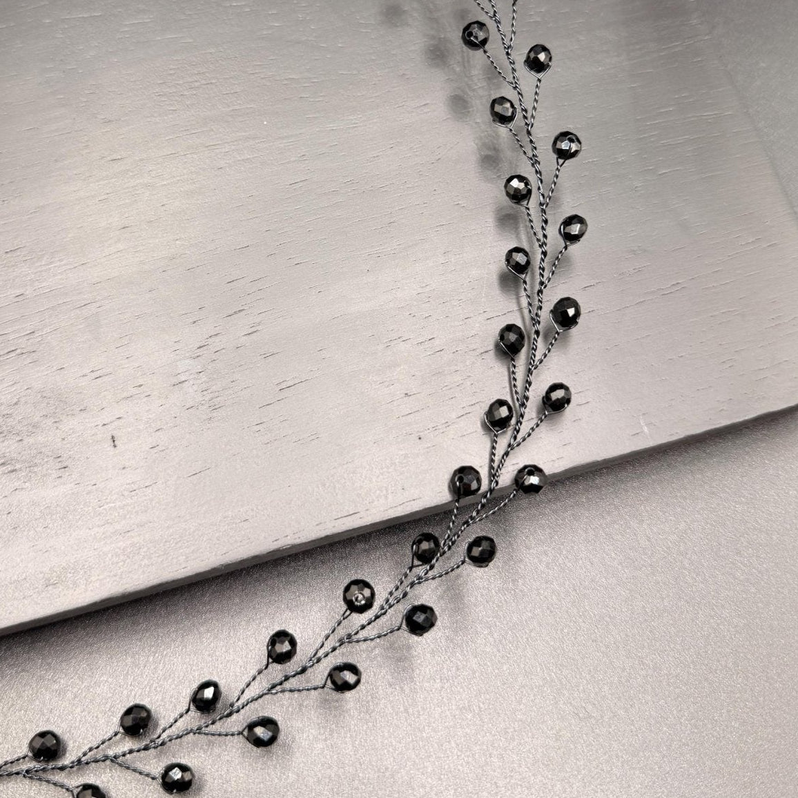 Handgefertigter Haarvine mit schwarzen Glasperlen, flexibler Braut - Haarschmuck aus Silber - oder Schwarzdraht, - AVYRAA BRIDAL