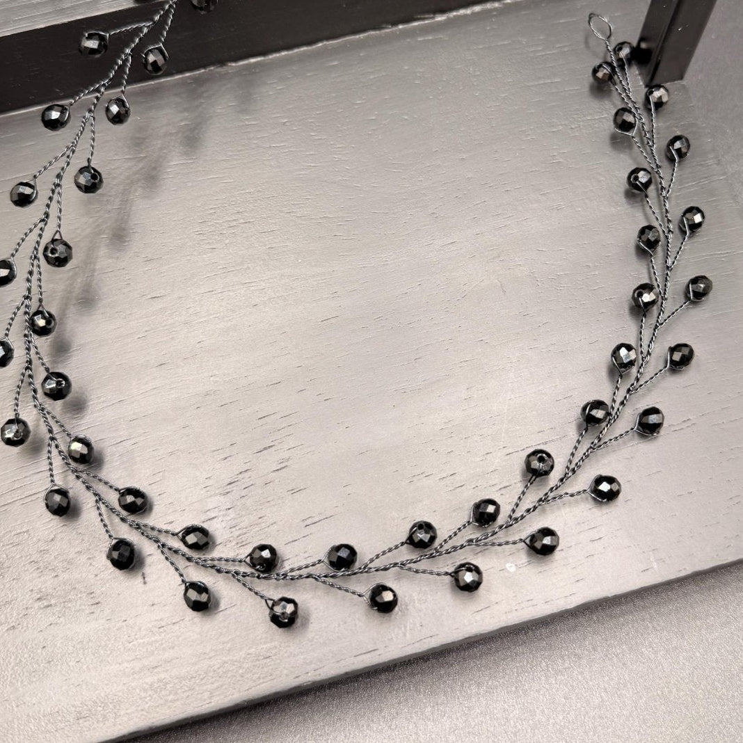Handgefertigter Haarvine mit schwarzen Glasperlen, flexibler Braut - Haarschmuck aus Silber - oder Schwarzdraht, - AVYRAA BRIDAL
