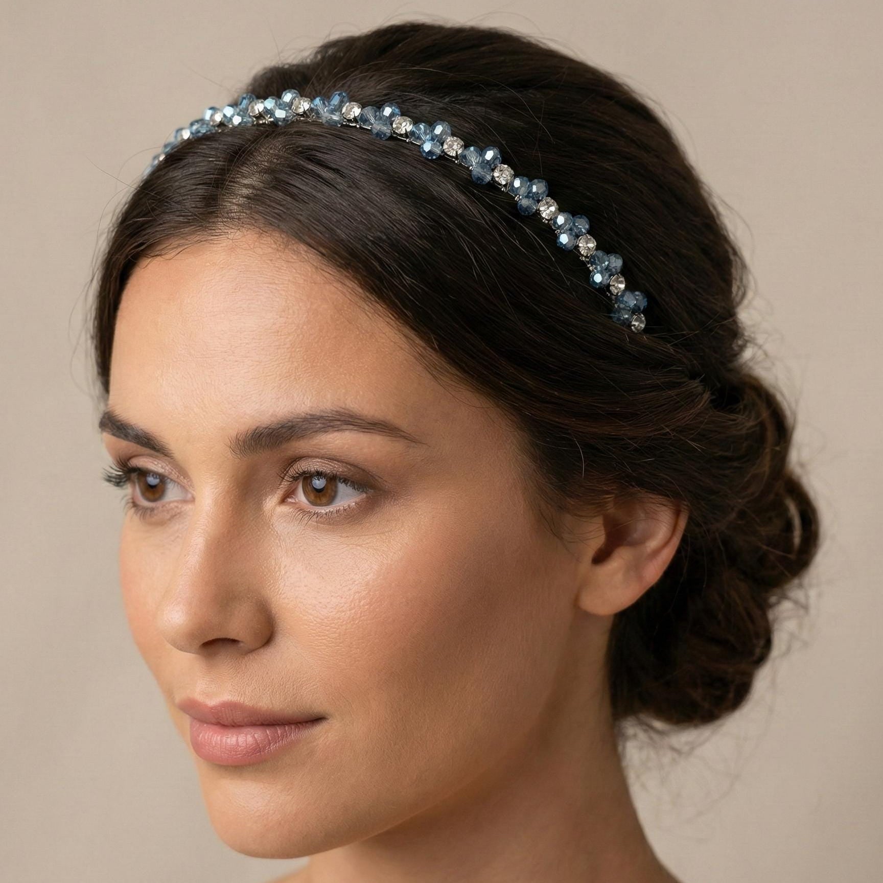 Handgefertigtes blaues Kristall - Kronen - Haarband, Elegante blaue Kristall - Tiara mit natürlichen Steinakzenten, Metall - Haarreif für Braut - AVYRAA BRIDAL
