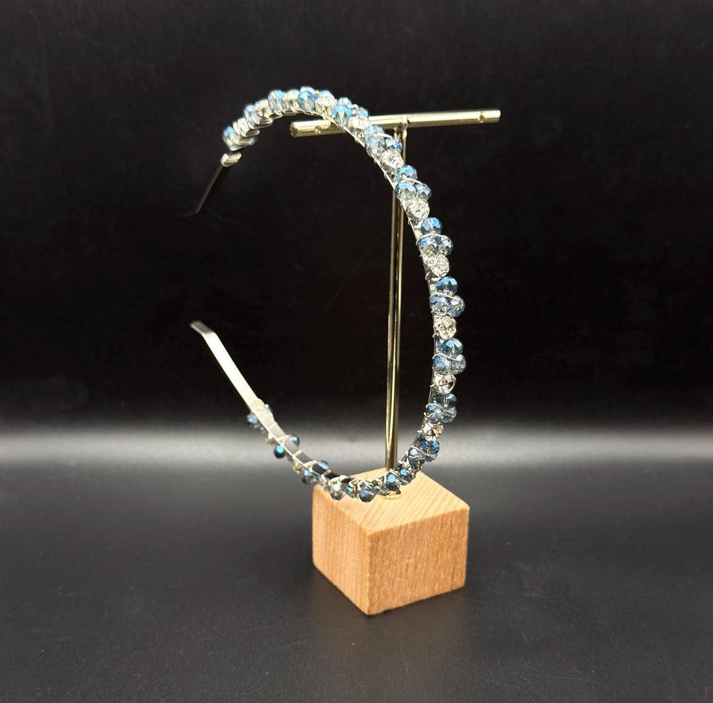 Handgefertigtes blaues Kristall - Kronen - Haarband, Elegante blaue Kristall - Tiara mit natürlichen Steinakzenten, Metall - Haarreif für Braut - AVYRAA BRIDAL