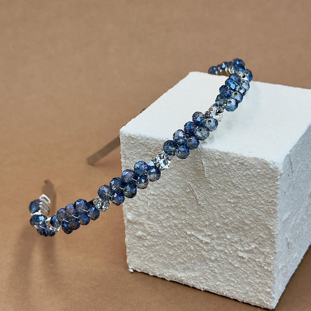 Handgefertigtes blaues Kristall - Kronen - Haarband | Elegante Bridal Tiara mit natürlichen Steinakzenten, Hochzeit Haarreif - AVYRAA BRIDAL