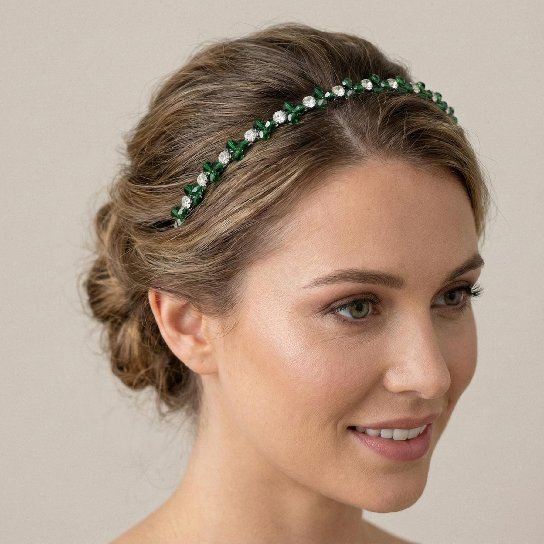 Handgefertigtes Kristall - Haarband in Dunkelgrün, Elegante Kronen - Tiara mit tiefgrünen Kristallen und feinen Steinelementen, Metall - Haarreif - AVYRAA BRIDAL