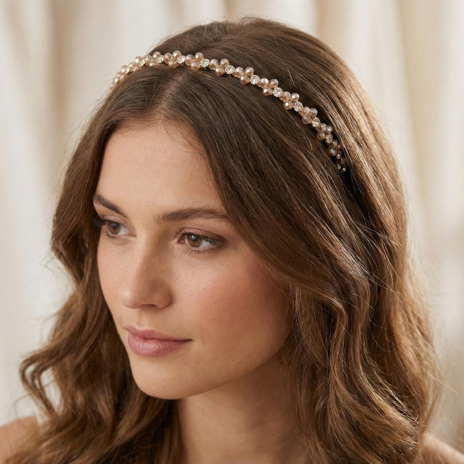 Handgefertigtes Kristall - Haarband in Hellgold, Feine Kronen - Tiara mit zart goldenen Kristallen, Eleganter Metall - Haarreif - AVYRAA BRIDAL