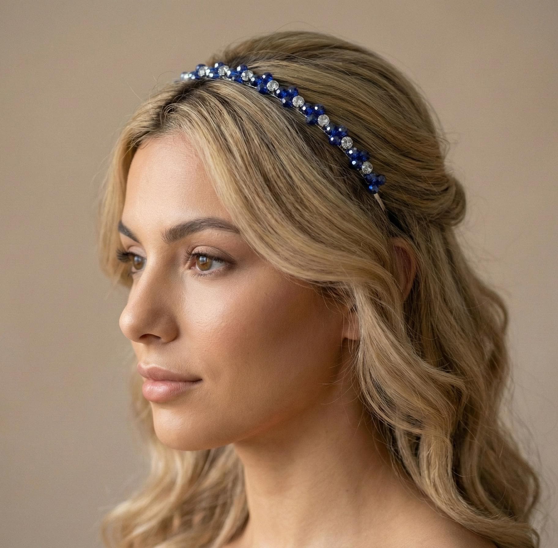 Handgefertigtes Kristall - Haarband in Saphirblau, Edle blaue Kronen - Tiara mit tiefblauen Kristallen,  AVYRAA BRIDAL