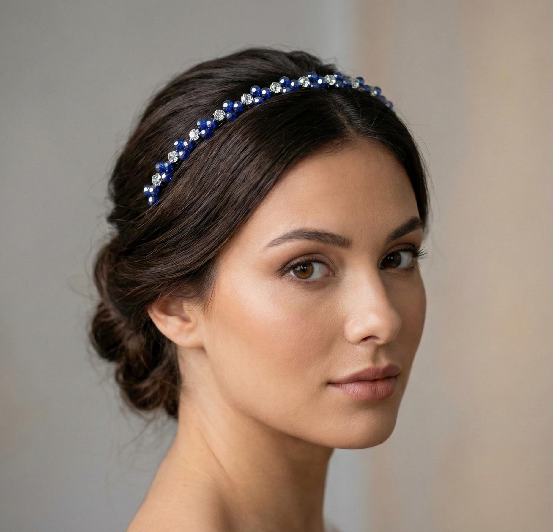 Handgefertigtes Kristall - Haarband in Saphirblau, Edle blaue Kronen - Tiara mit tiefblauen Kristallen,  AVYRAA BRIDAL