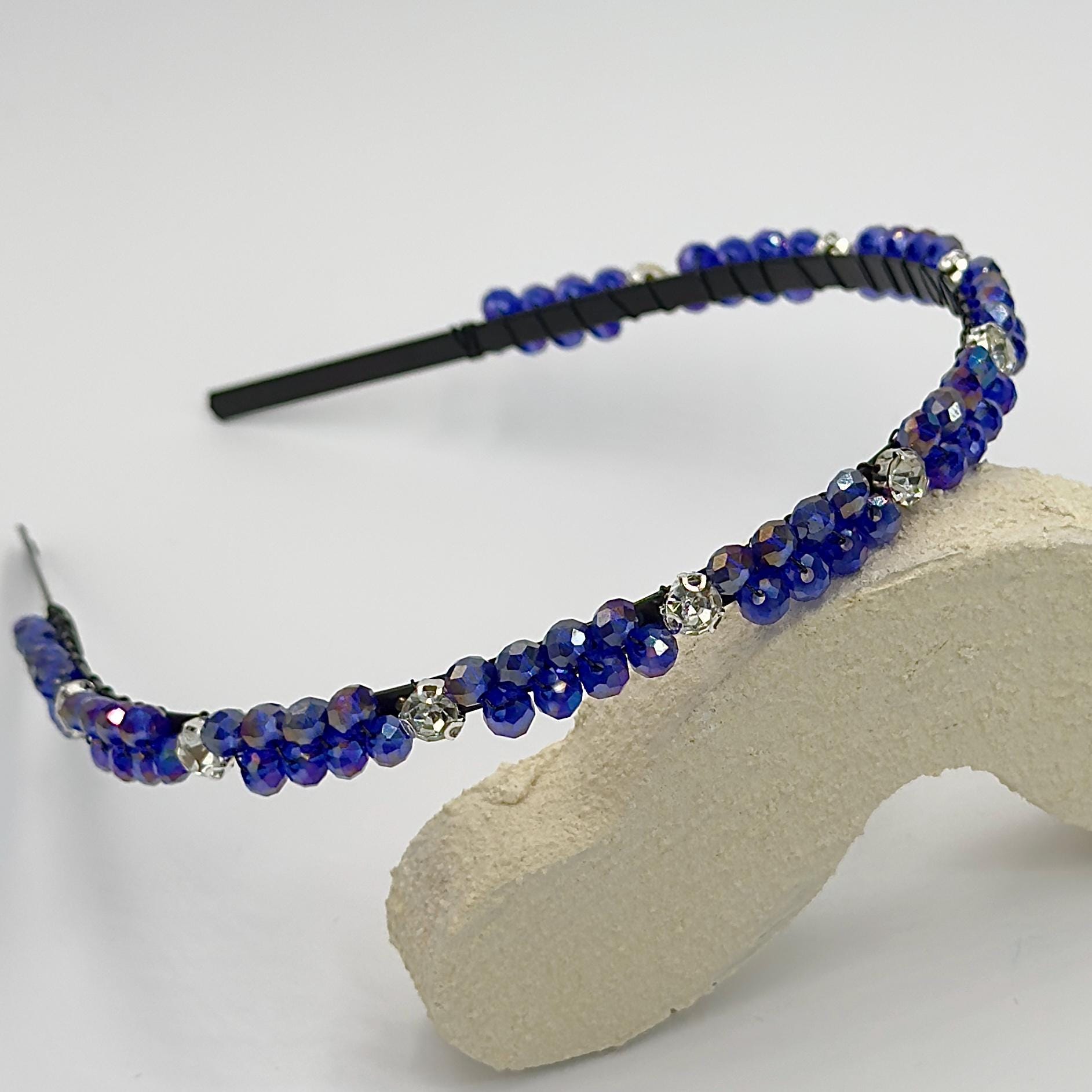 Handgefertigtes Kristall - Haarband in Saphirblau, elegante blaue Kronen - Tiara mit tiefblauen Kristallen, Braut - und Abendmode, Hochzeits - AVYRAA BRIDAL