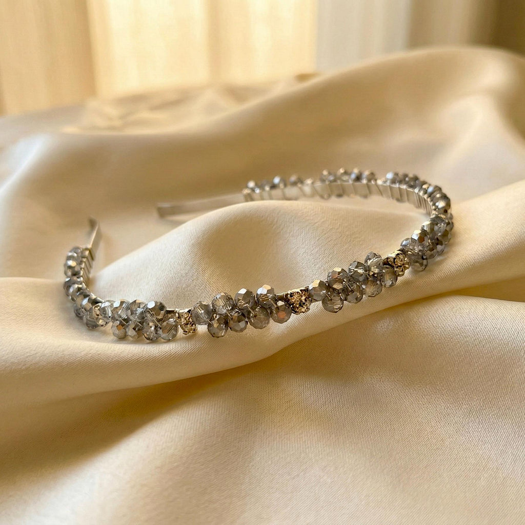 Handgefertigtes Kristall - Kronen - Haarband in Rauchgrau | Elegante Bridal Tiara mit transparenten und grauen Kristallen - AVYRAA BRIDAL