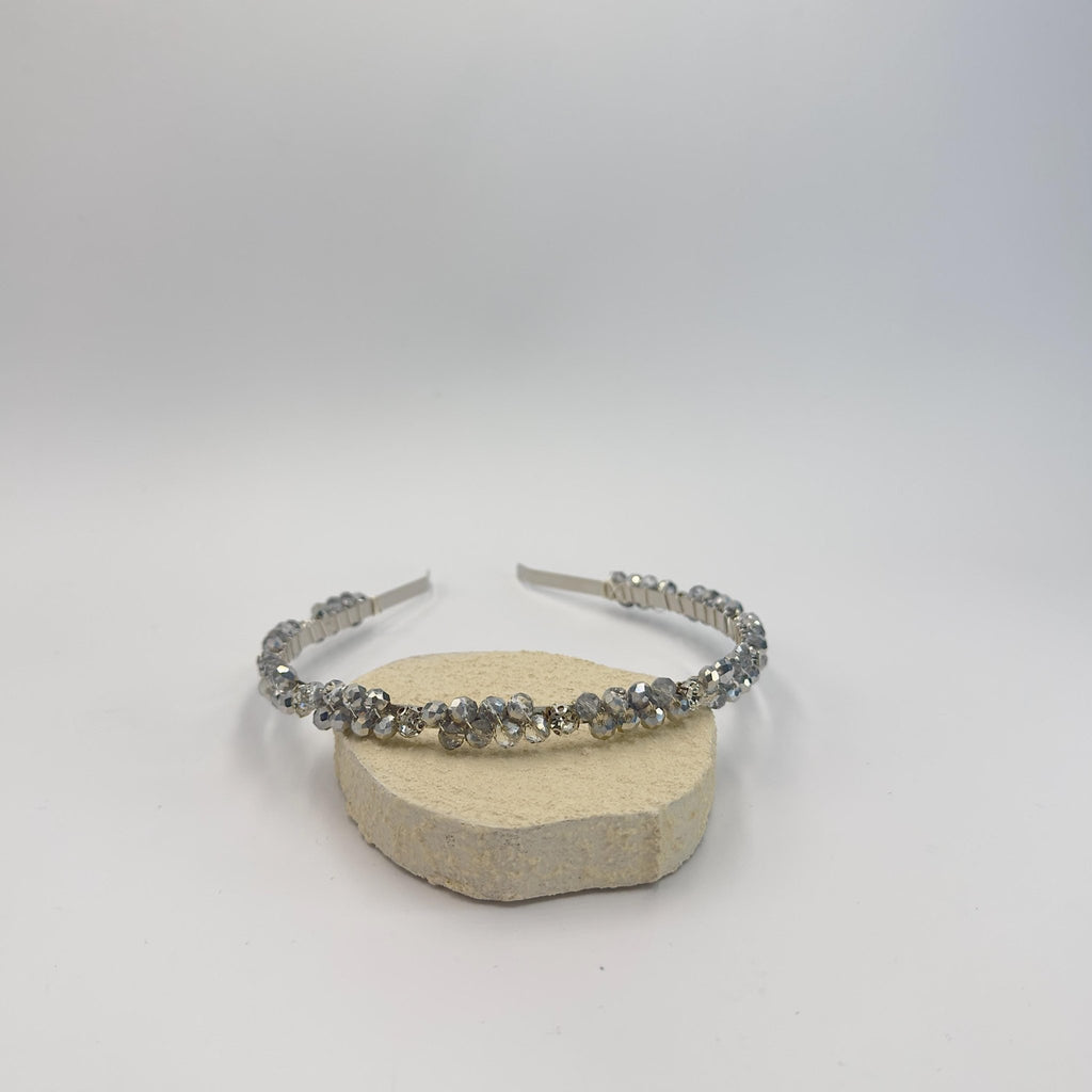 Handgefertigtes Kristall - Kronen - Haarband in Rauchgrau | Elegante Bridal Tiara mit transparenten und grauen Kristallen - AVYRAA BRIDAL