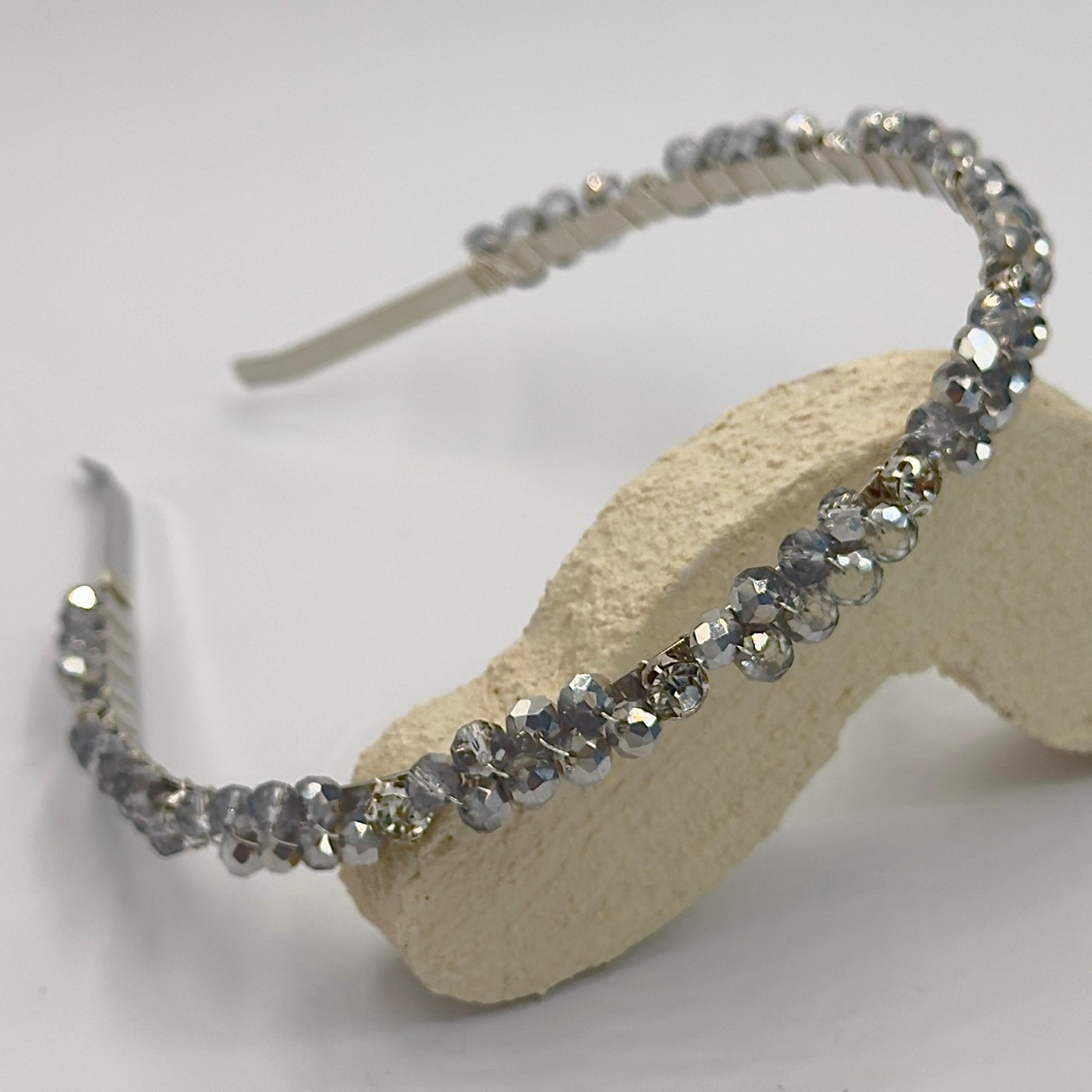 Handgefertigtes Kristall - Kronen - Haarband in Rauchgrau | Elegante Bridal Tiara mit transparenten und grauen Kristallen - AVYRAA BRIDAL