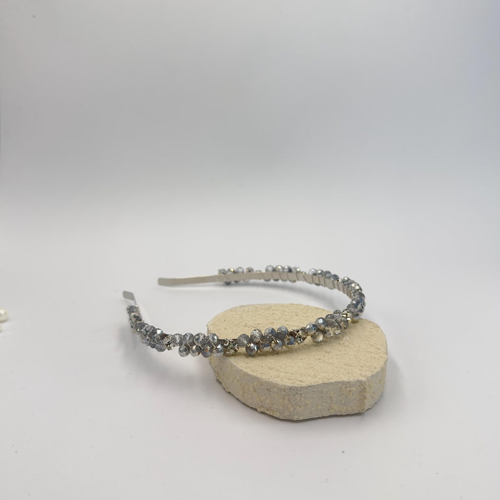 Handgefertigtes Kristall - Kronen - Haarband in Rauchgrau | Elegante Bridal Tiara mit transparenten und grauen Kristallen - AVYRAA BRIDAL