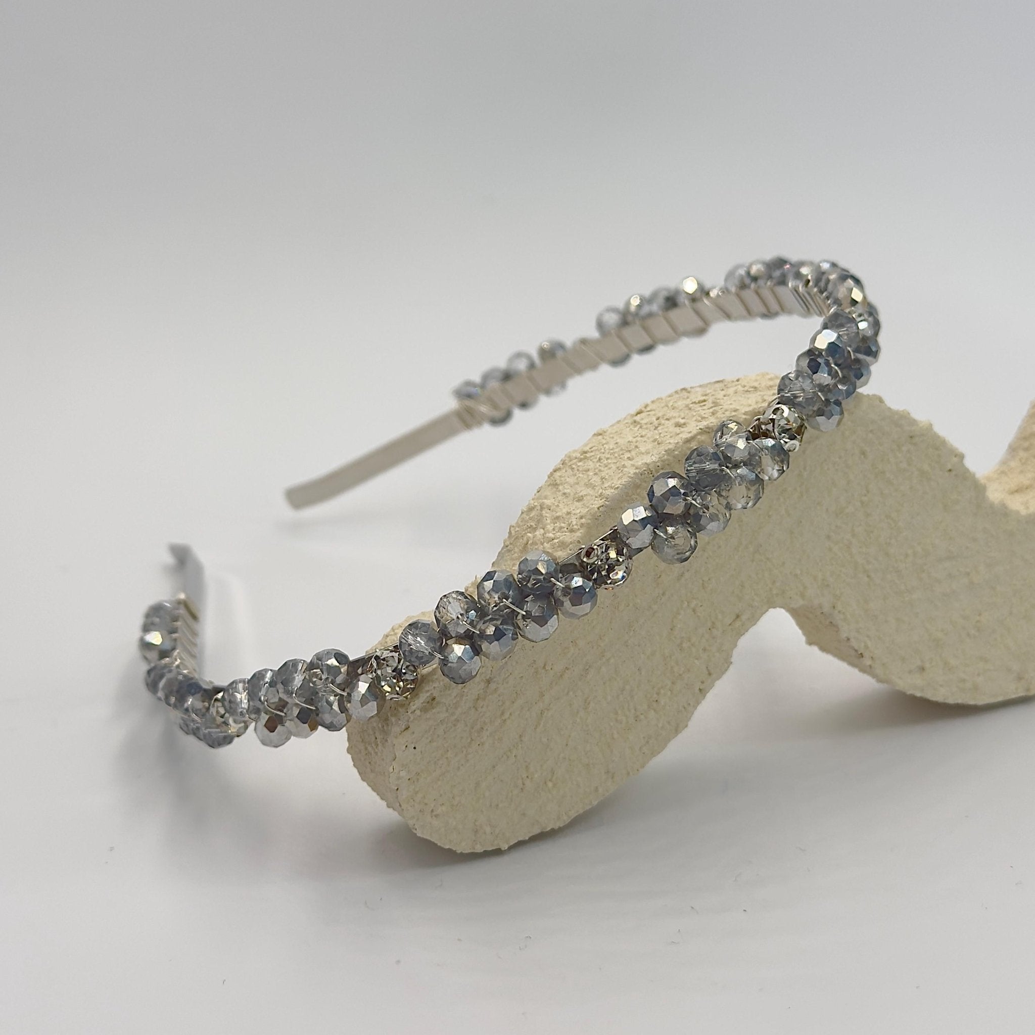 Handgefertigtes Kristall - Kronen - Haarband in Rauchgrau | Elegante Bridal Tiara mit transparenten und grauen Kristallen - AVYRAA BRIDAL