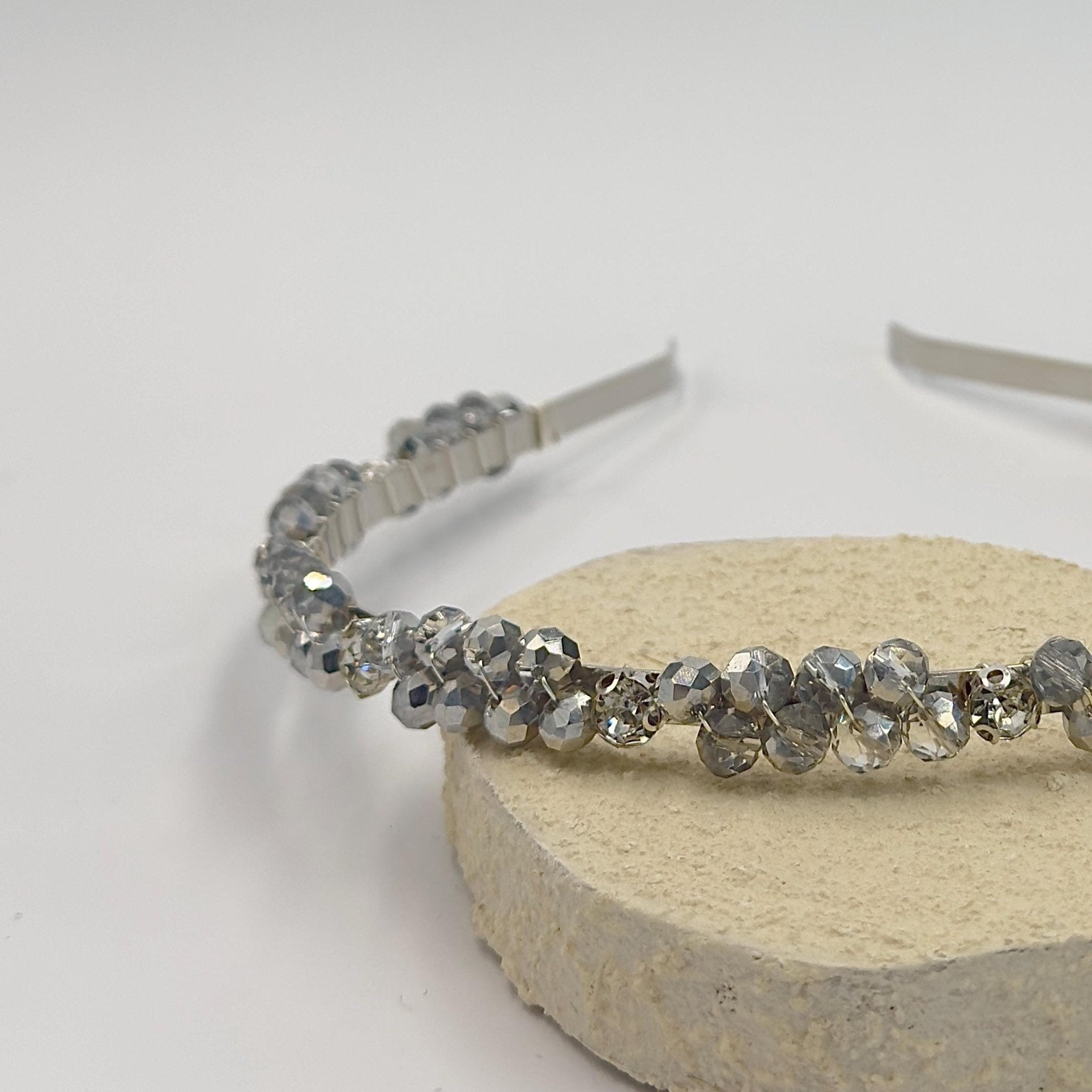 Handgefertigtes Kristall - Kronen - Haarband in Rauchgrau | Elegante Bridal Tiara mit transparenten und grauen Kristallen - AVYRAA BRIDAL