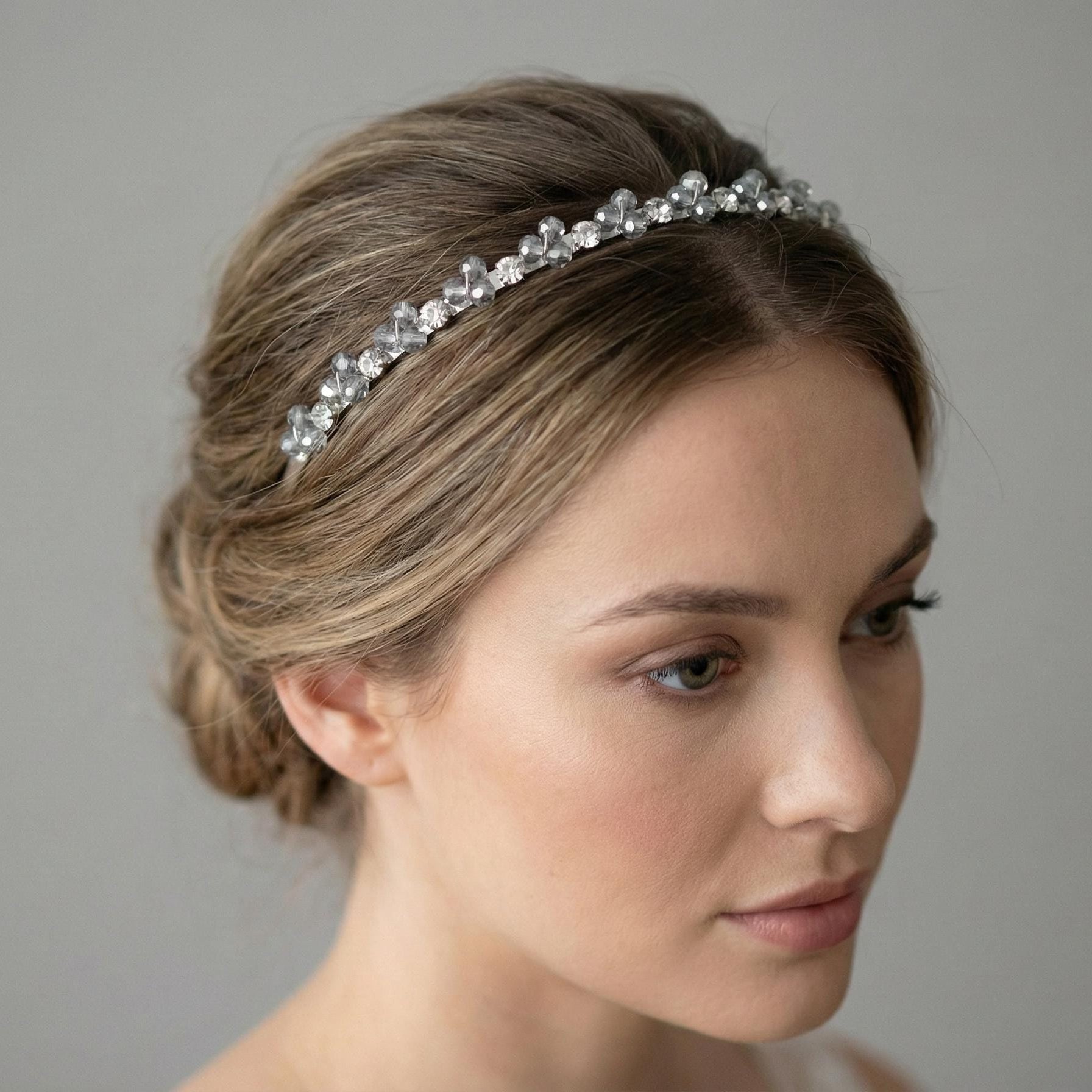 Handgefertigtes Kristall - Kronen - Haarband in Rauchgrau, elegante Tiara mit transparenten und grauen Kristallen, leichtes Braut - AVYRAA BRIDAL