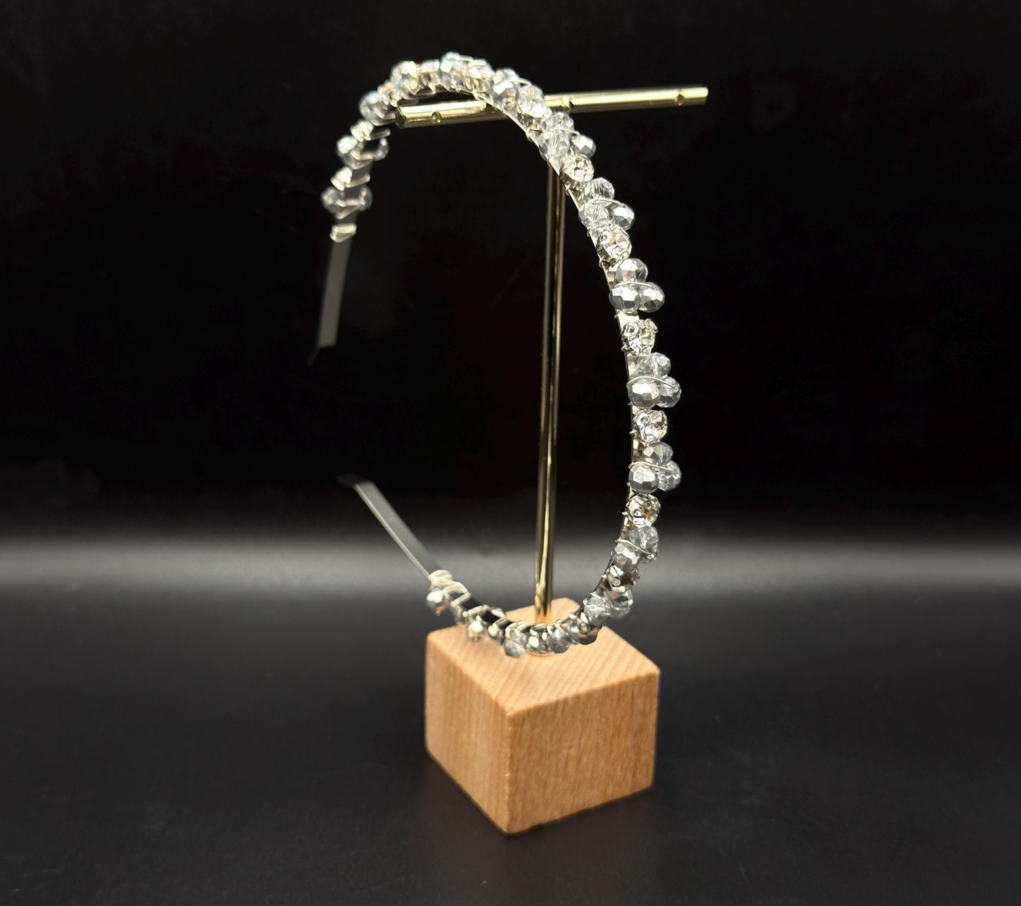 Handgefertigtes Kristall - Kronen - Haarband in Rauchgrau, elegante Tiara mit transparenten und grauen Kristallen, leichtes Braut - AVYRAA BRIDAL