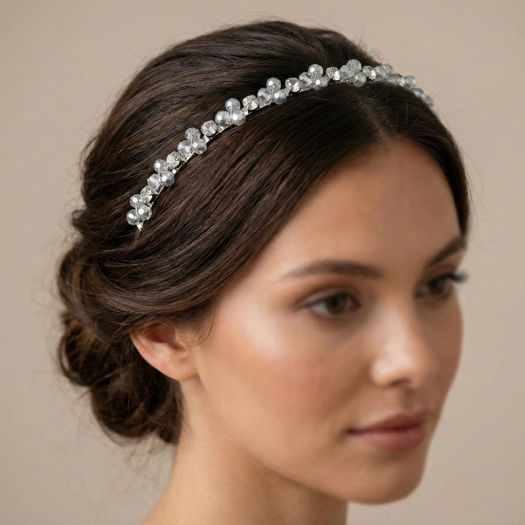 Handgefertigtes Kristall - Kronen - Haarband in Rauchgrau, elegante Tiara mit transparenten und grauen Kristallen, leichtes Braut - AVYRAA BRIDAL