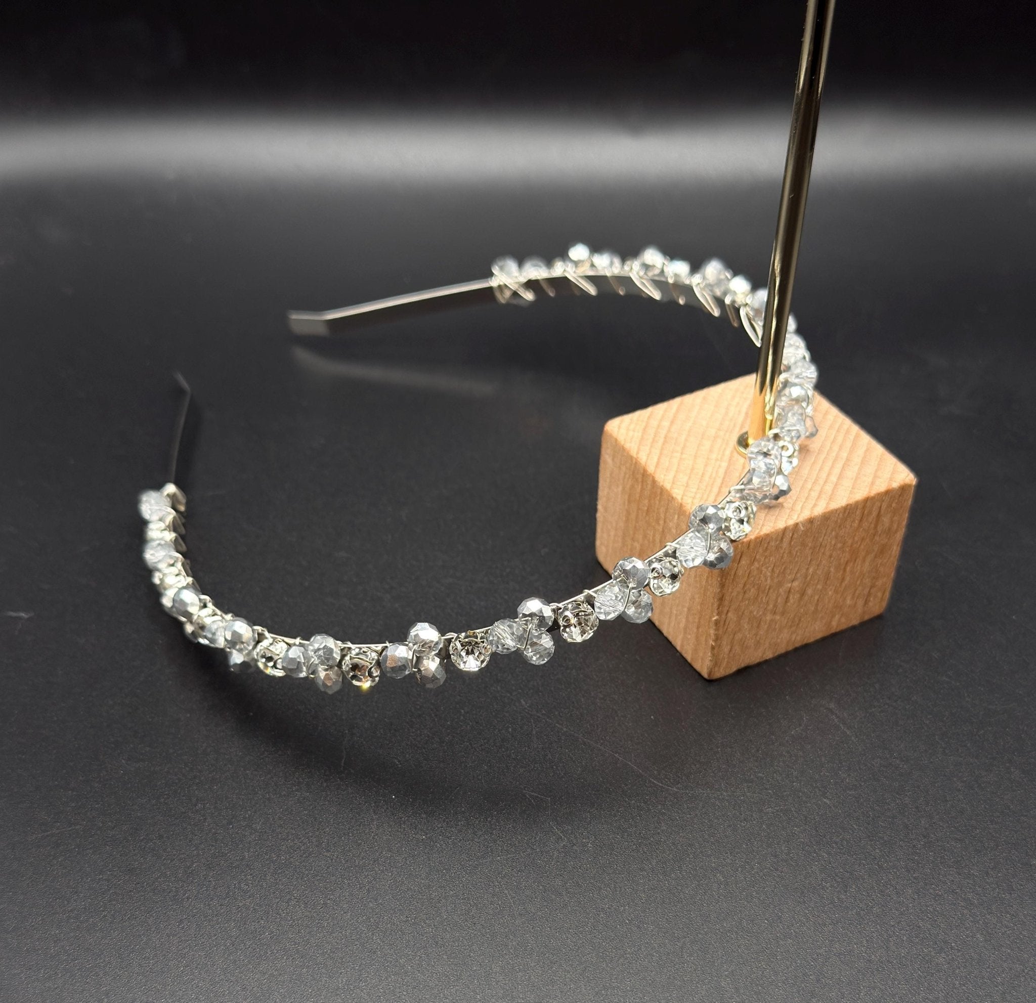 Handgefertigtes Kristall - Kronen - Haarband in Rauchgrau, elegante Tiara mit transparenten und grauen Kristallen, leichtes Braut - AVYRAA BRIDAL