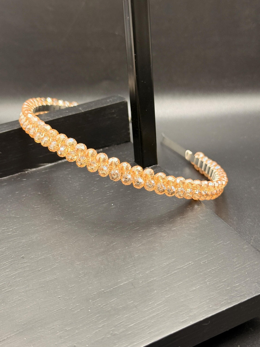 Handgemachter Haarreif mit hellblauen Kristallen – Zarter Haarschmuck für festliche Momente - AVYRAA BRIDAL