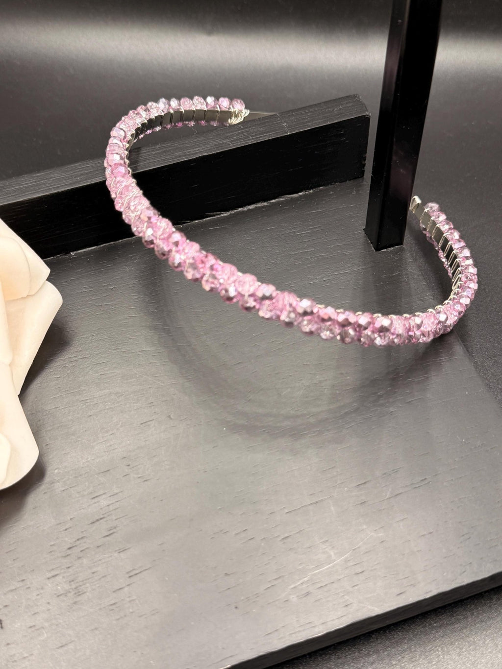 Handgemachter Haarreif mit hellblauen Kristallen – Zarter Haarschmuck für festliche Momente - AVYRAA BRIDAL